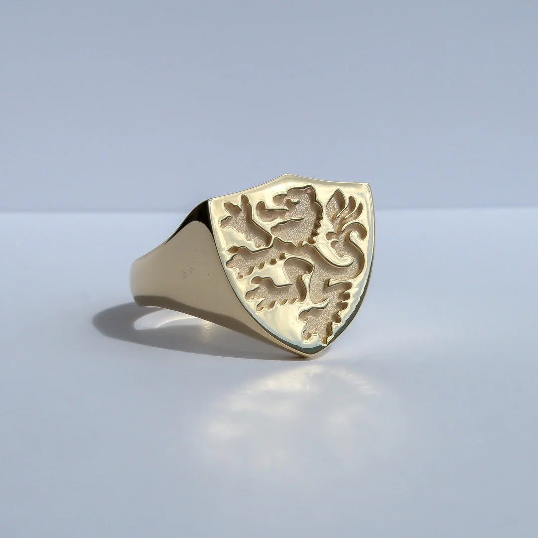 9ct yellow gold gents signet ring featuring a family crest