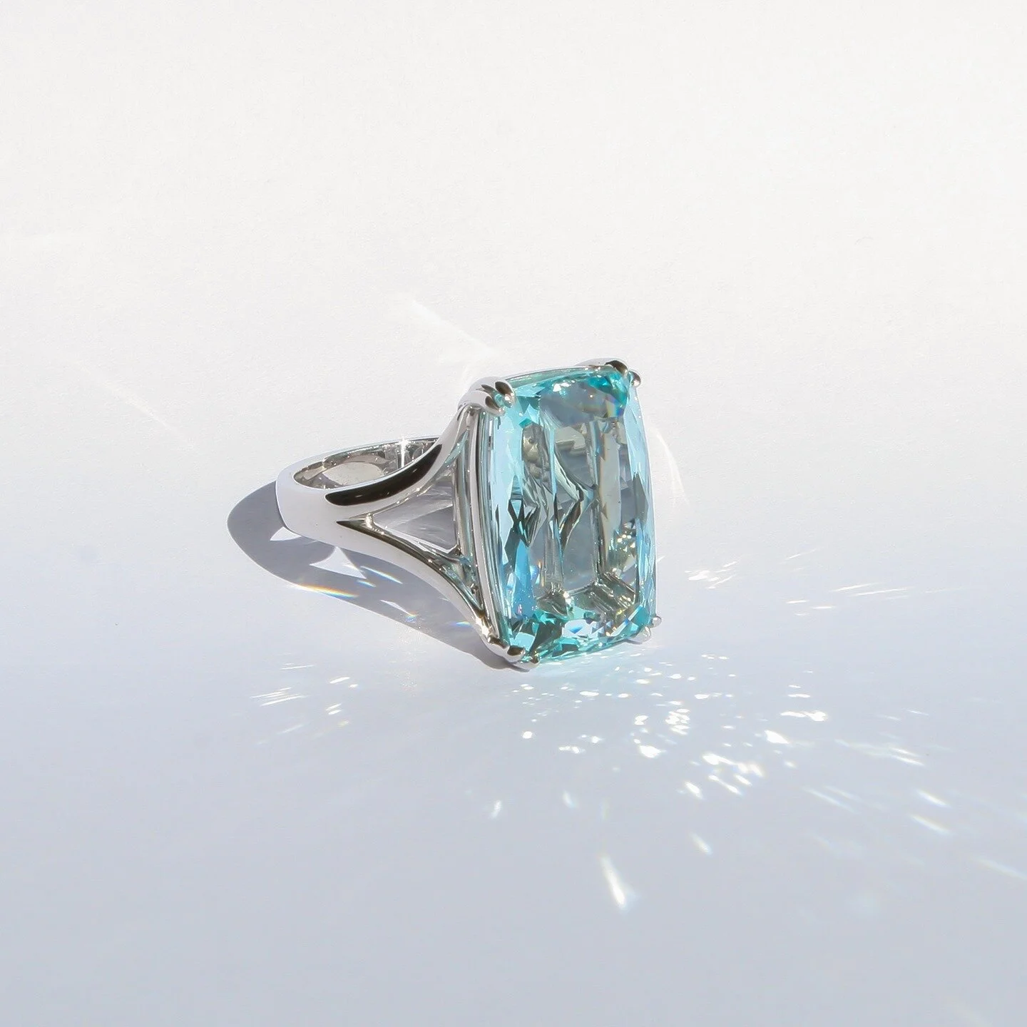 Fully handmade 9ct white gold ring set with stunning aquamarine
