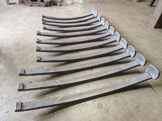 Forged some nice heavy pot stand legs out of 50 x 25  flat bars.
@skender_iron #blacksmithing #australianmade #designermaker #gardenpots