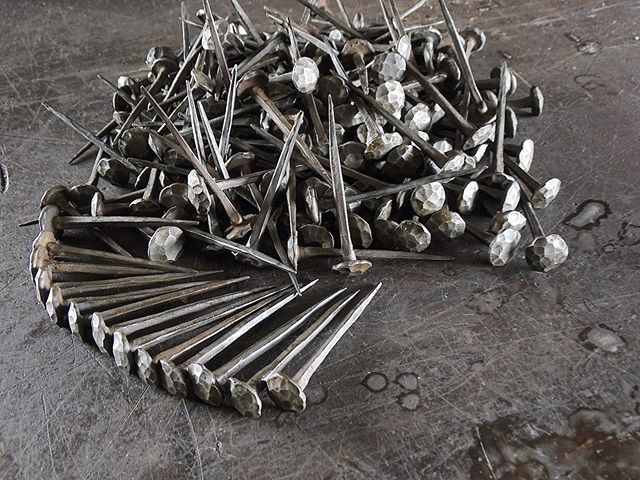 250 +hand forged nails for fixing iron strapping and hinges. The Swinford chest.@skender_iron #blacksmithingisfun  #blacksmith #heritagefurniture #wroughtiron #wroughtironhardware #australianmade #southwestaustralia #australianmade