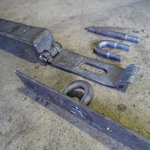 I&rsquo;ve been busy for last couple of months on the ironwork for the swinford chest. Forge welded and riveted locking shackle .@skendersouth_iron #blacksmithingisfun #blacksmith #heritagefurniture #wroughtironhardware #australianmade  #antiquefurni