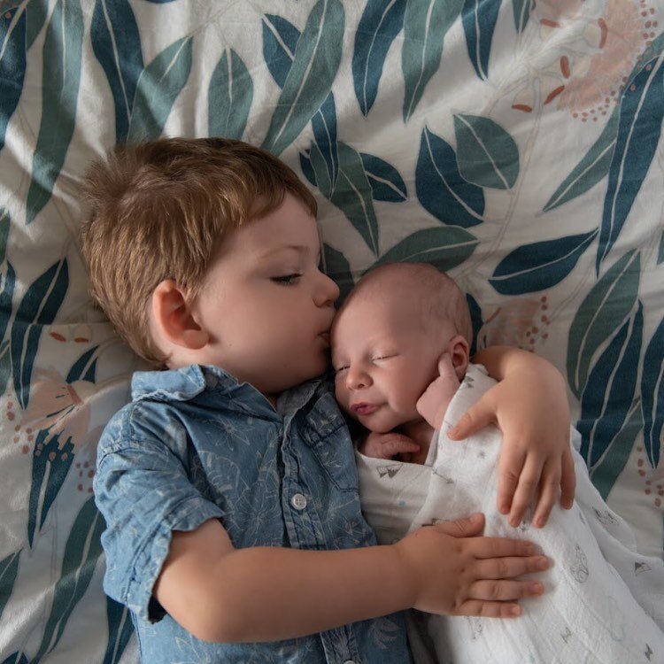 Snippets of kindness from a toddler towards the family&rsquo;s new addition can be fleeting ~ but I&rsquo;m ready 💙 📷 
.
#hollyandsage #fineartstudio #fineart #love #loveandlight #canberra #newbornphotographer #newborns #baby #babies #portraits #ma