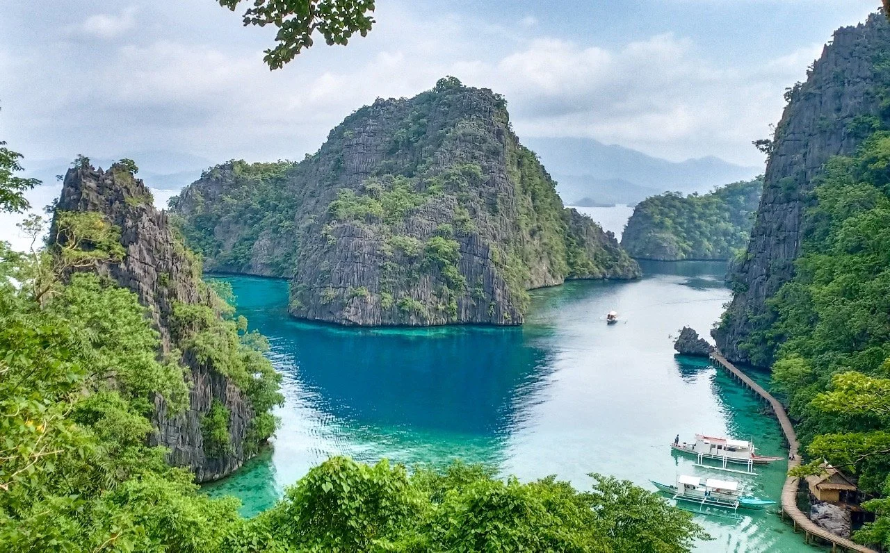Aguas turquesas y formaciones de piedra caliza de Kayangan Lake en Coron