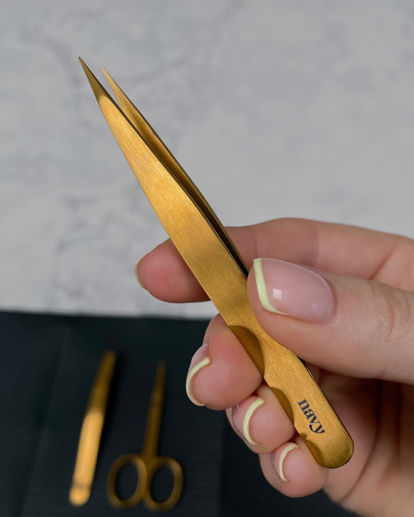 The perfectionist in me screamed when I got hold of these tweezers. Hettie you have my heart 🫶🏼 

One of my faves from @officialnavyprofessional 

#browtech #browartistuk #browtools #browtechuk #hdbrowstylist #navytools #navyprotools #navypro #salo