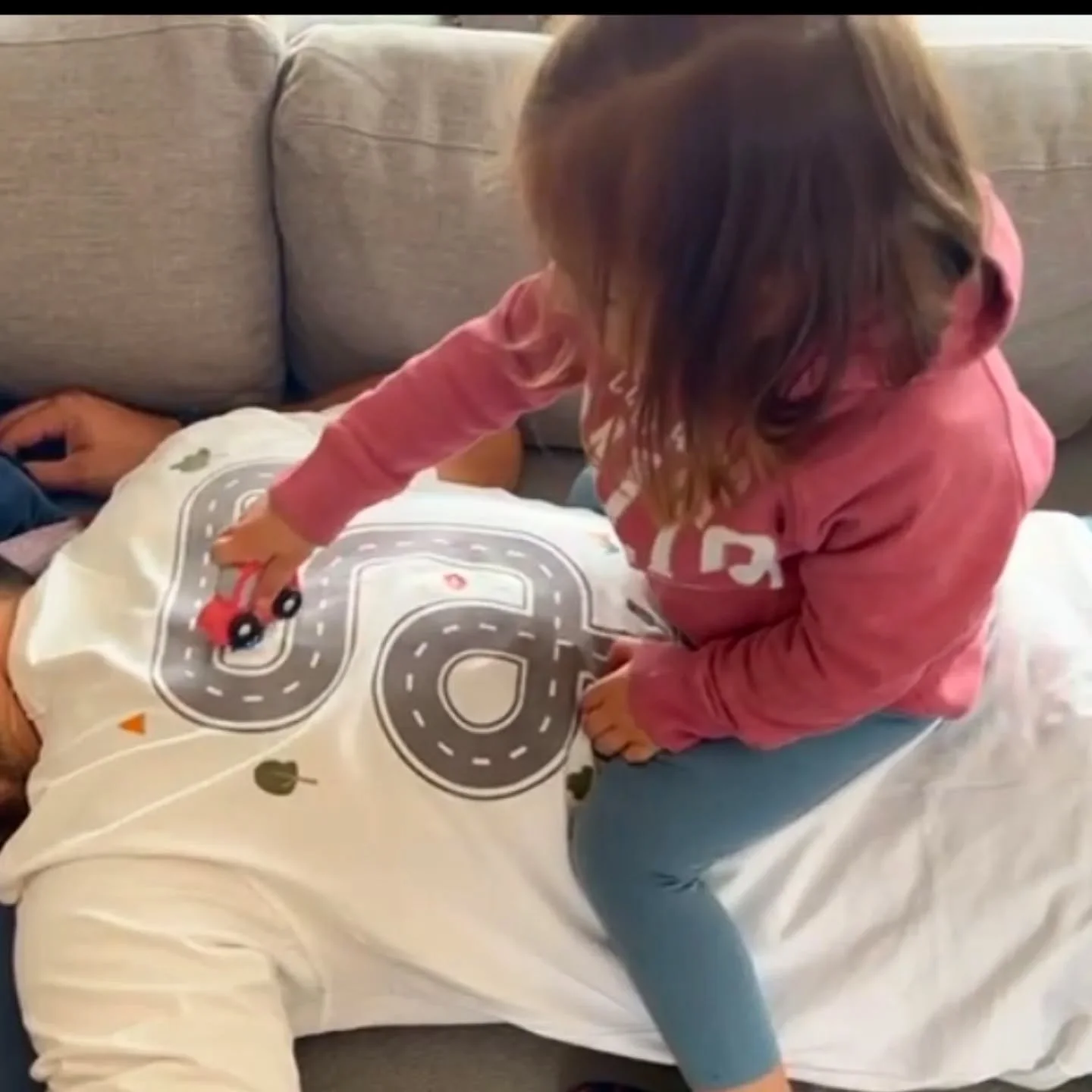 Roule petit bolide, Papa kiffe les rides 🚗
.
.
Imagin&eacute;e comme un clin d'&oelig;il complice entre papa et ses miniz. 
Une attention qui fait sourire, un cadeau qui touche droit au c&oelig;ur ❤️🎁
.
#personnalisationtextile #creationartisanale 