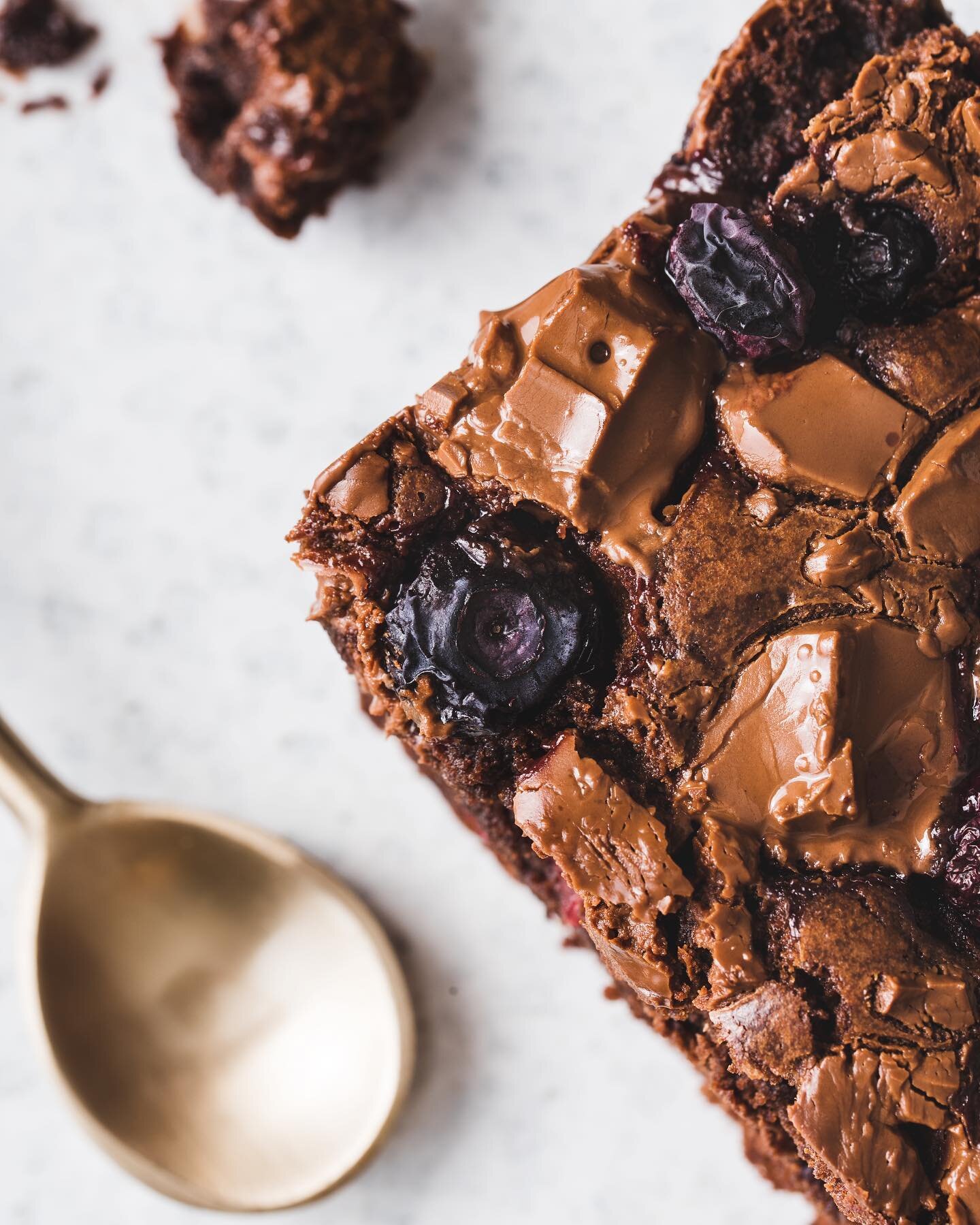 And now let&rsquo;s move to the part &ldquo;what to do with your blueberries&rdquo; 🫐
~Brownies filled with raspberries and blueberries~ 
recipe by @janespatisserie 

Ingredients: 
200 g Dark Chocolate
200 g Unsalted Butter
275 g Caster Sugar
4 Medi