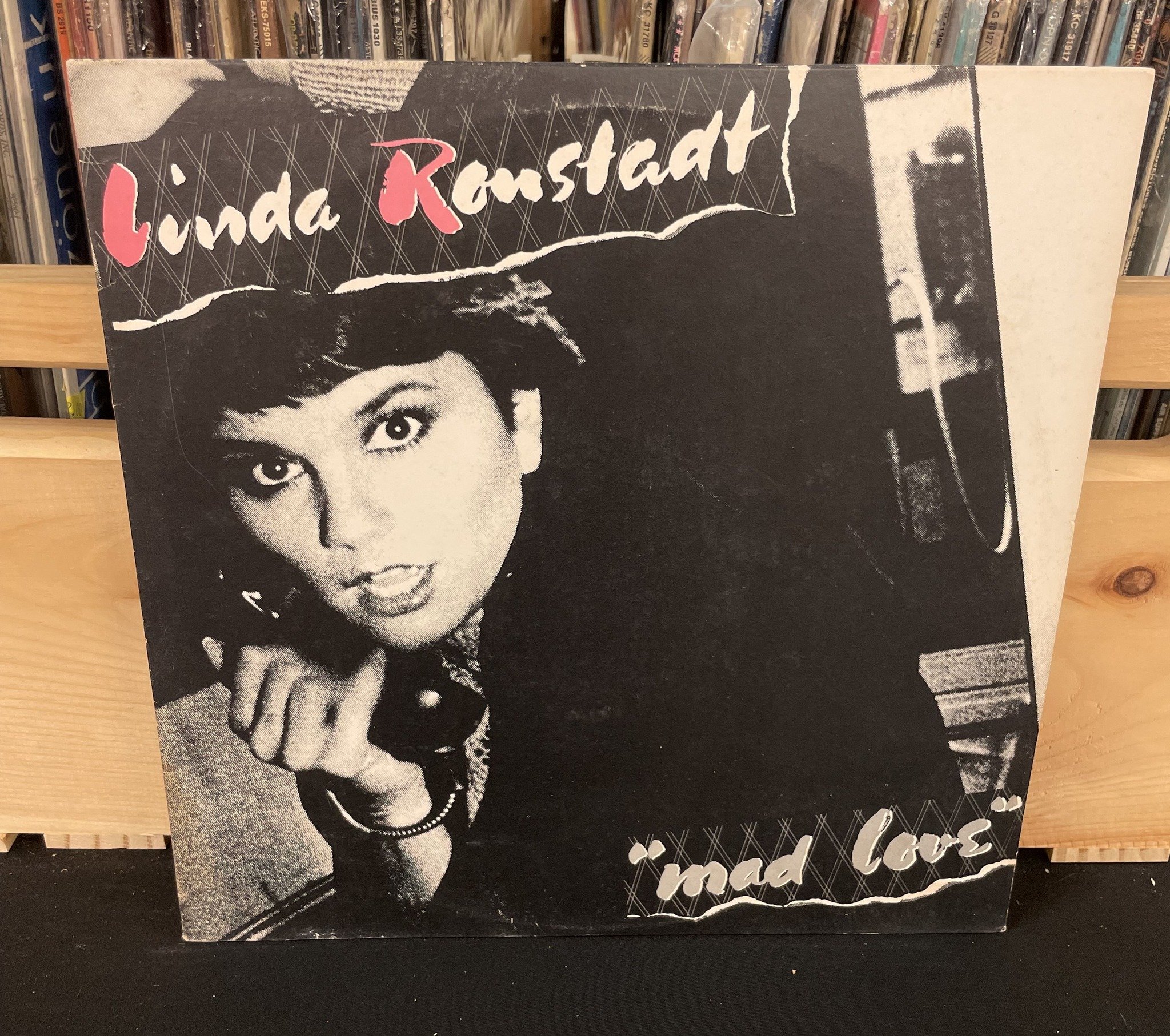 #musicmonday Linda Ronstadt on vinyl! #heretodaymaybetomorrowmaybenot #antiques #decorandmore #vintage #rocantiques #roc #cdga #OMA #ontariomallantiques #vintageliving #vintage #collectibles #vintageny #antiquesnewyork
#rocantiques #vinyl #recordalbu