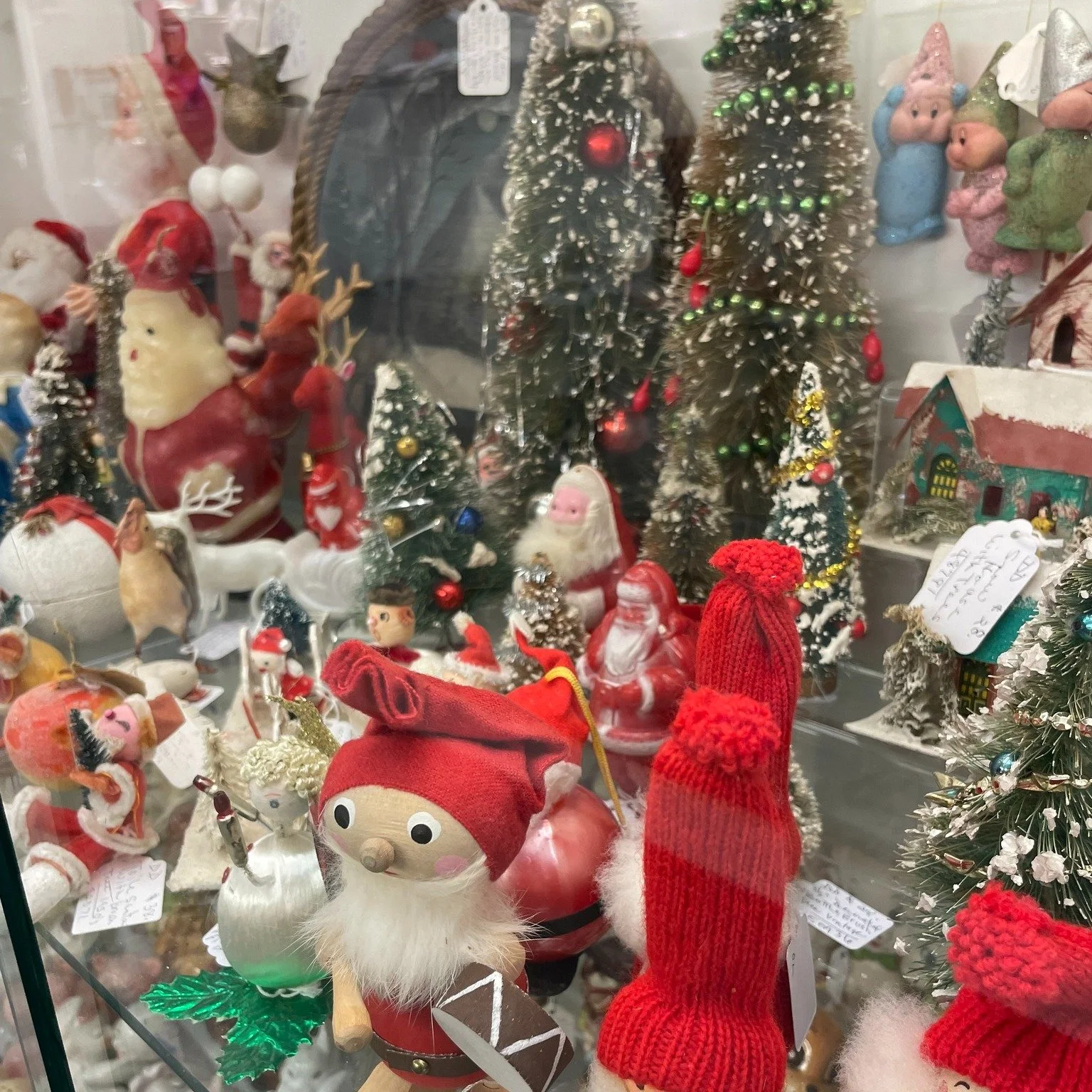 #waybackwednesday Stop in to find vintage Christmas decorations! #heretodaymaybetomorrowmaybenot #antiques #decorandmore #vintage #rocantiques #roc #cdga #OMA #ontariomallantiques #waybackwednesday #vintageliving #vintage #collectibles #vintageny #an