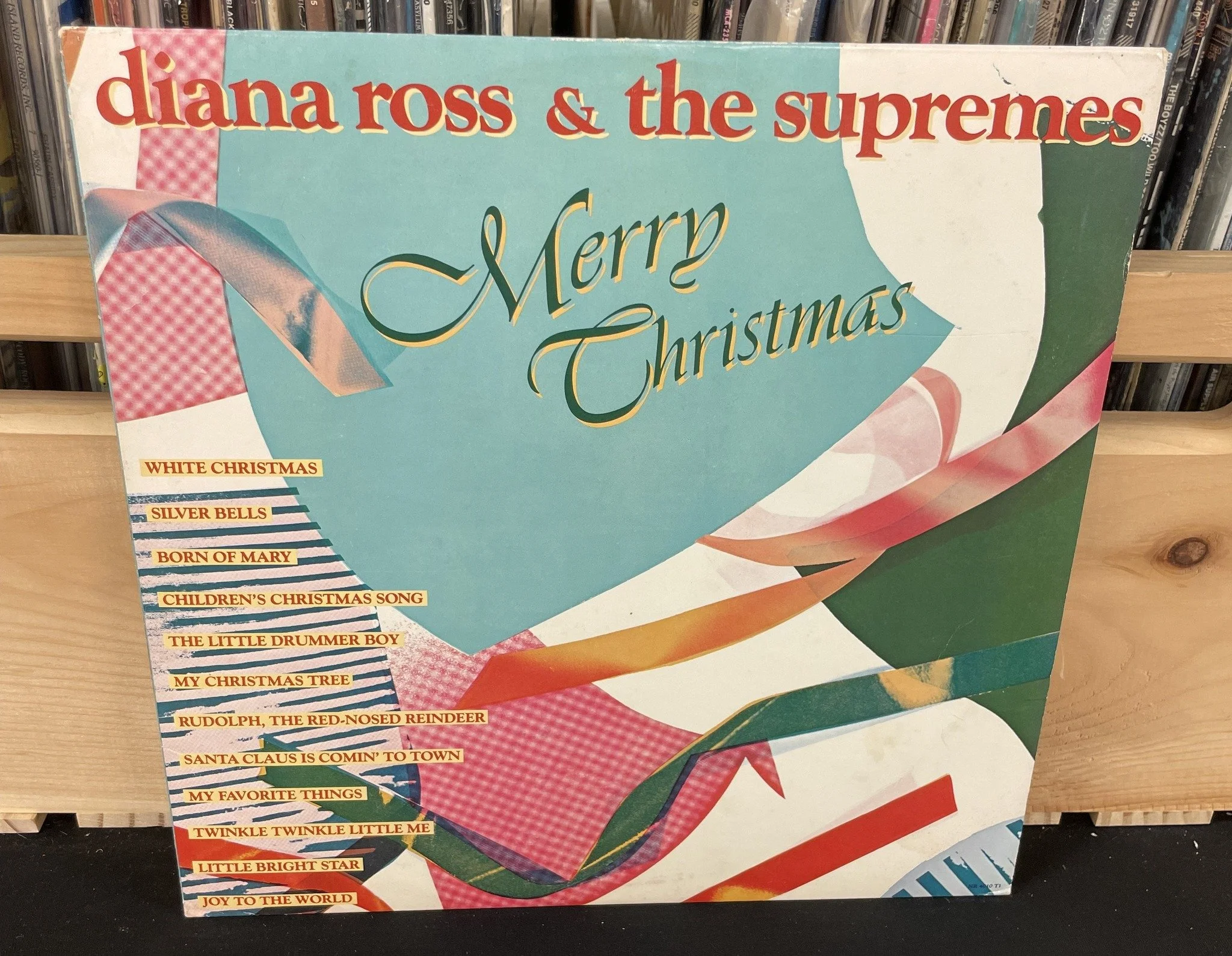 #musicmonday Vintage Christmas vinyl! #heretodaymaybetomorrowmaybenot #antiques #decorandmore #vintage #rocantiques #roc #cdga #OMA #ontariomallantiques #vintageliving #vintage #collectibles #vintageny #antiquesnewyork
#rocantiques #vinyl #recordalbu