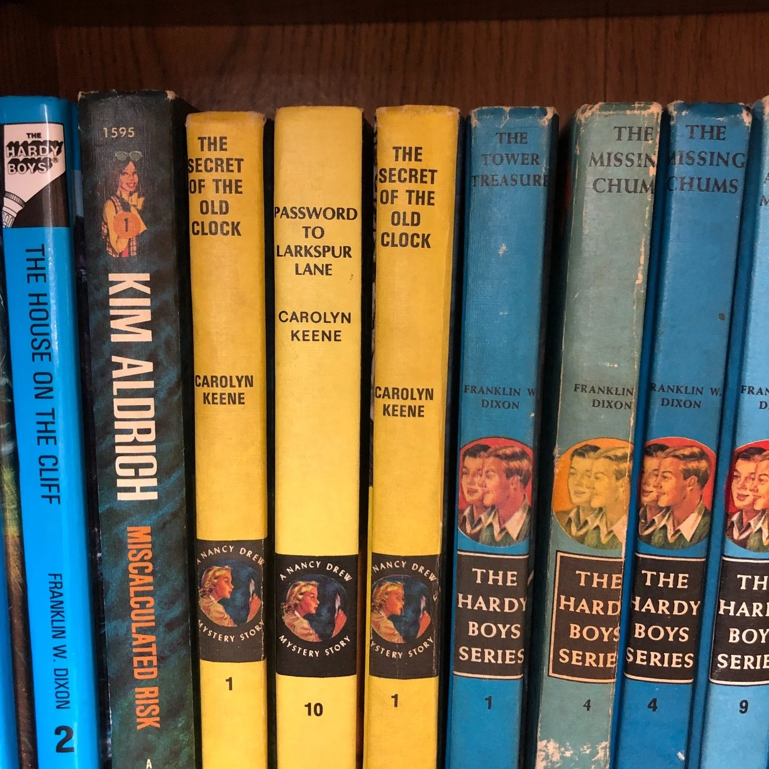 #waybackwednesday❤️ vintage books add charm to a room!