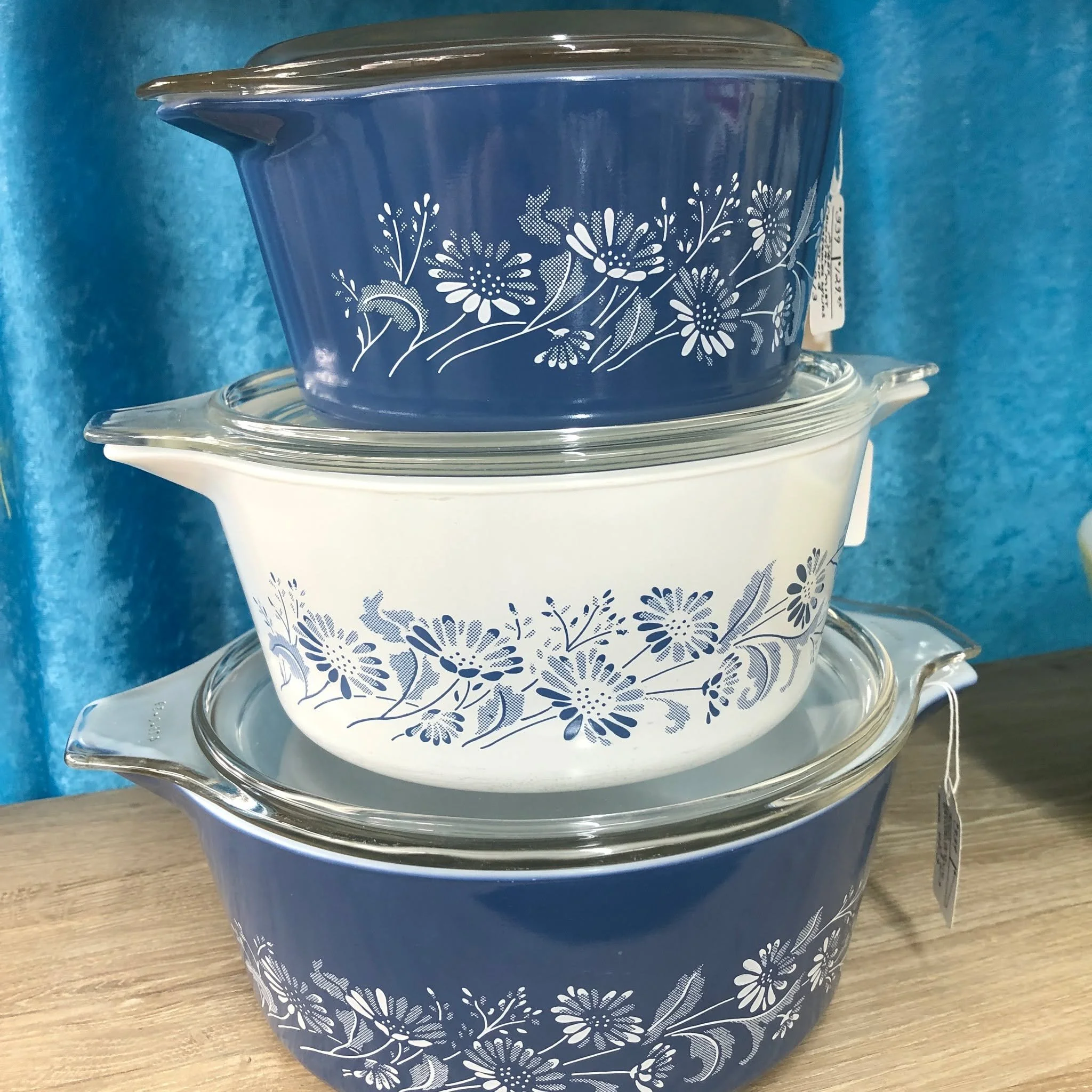 #waybackwednesday  Crisp white and blue! #heretodaymaybetomorrowmaybenot #antiques #decorandmore #vintage #rocantiques #roc #cdga #OMA #ontariomallantiques #waybackwednesday #vintageliving #vintage #collectibles #vintageny #antiquesnewyork #rocantiqu