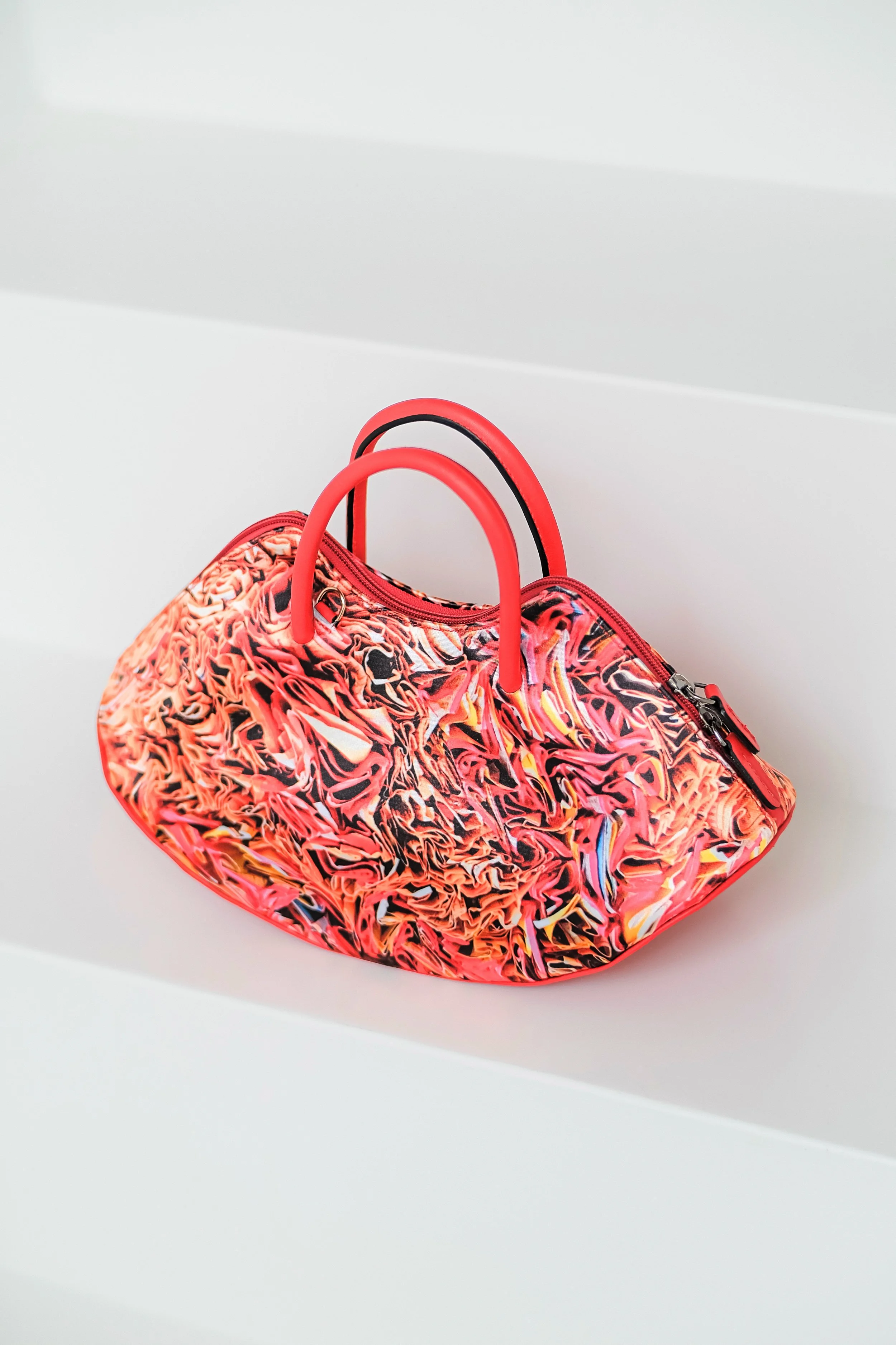 Handbag arts2be x Awardt, Rouge, artwork Léa Tridetti