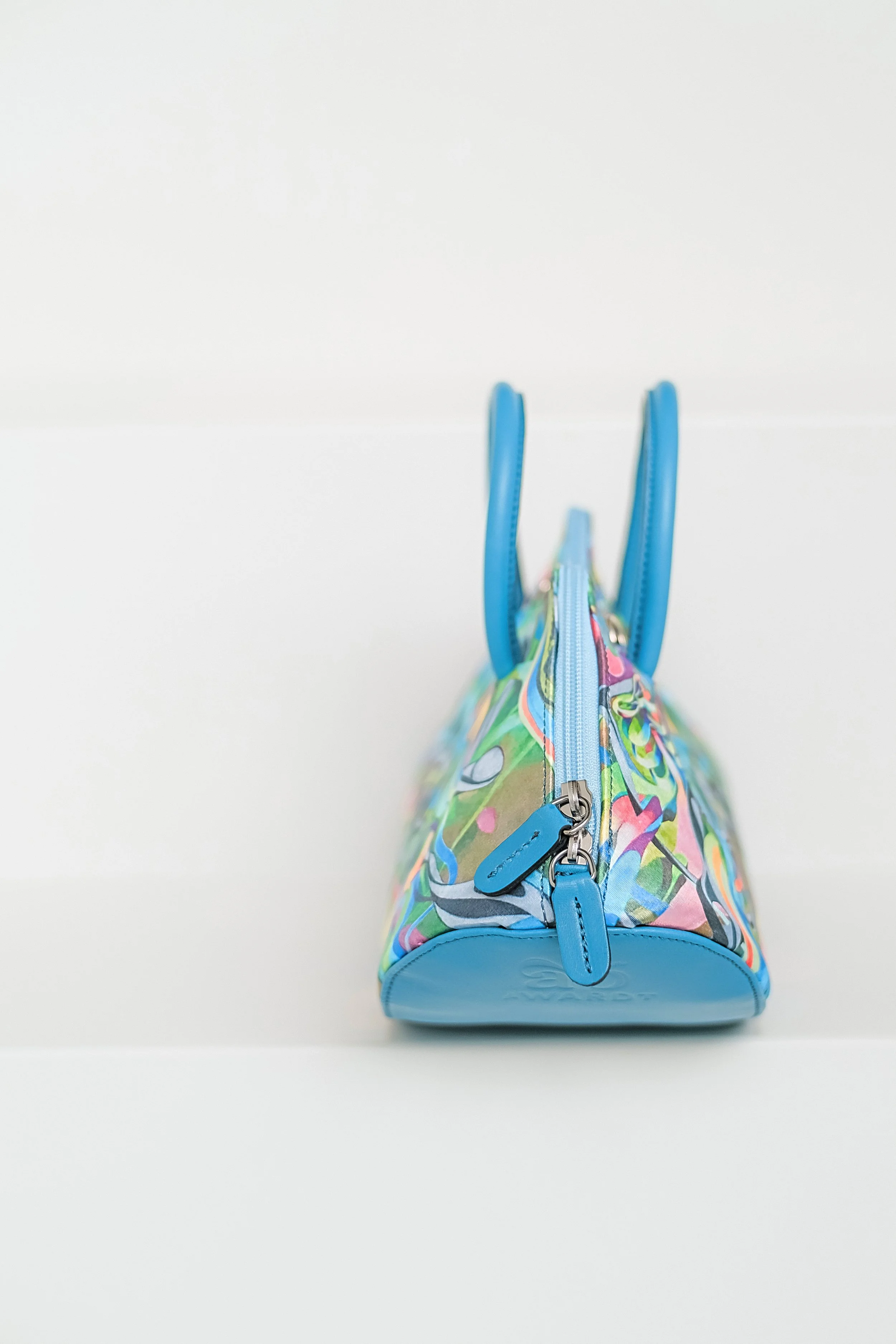 Handbag arts2be x Awardt, petrol blue, artwork Samuel Levy bottom