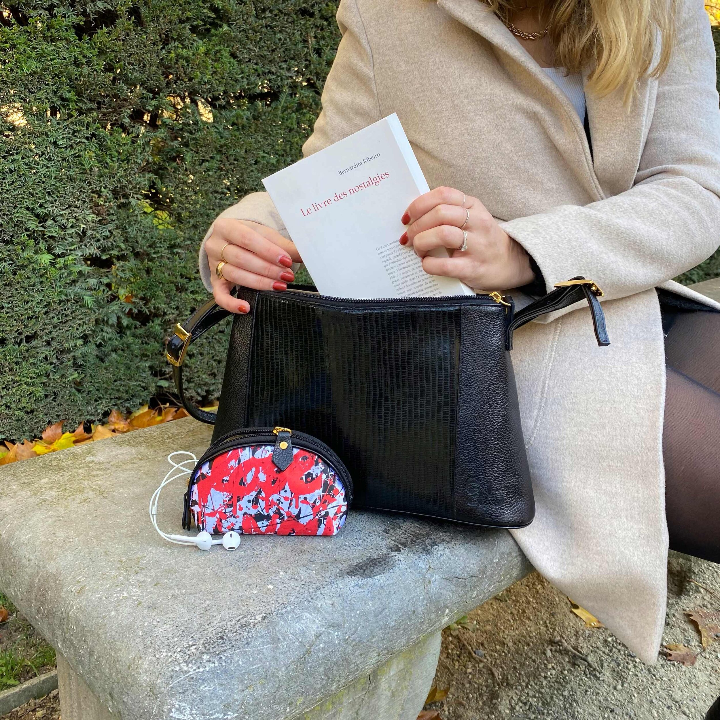 Handbag Arya in glossy black leather in situation