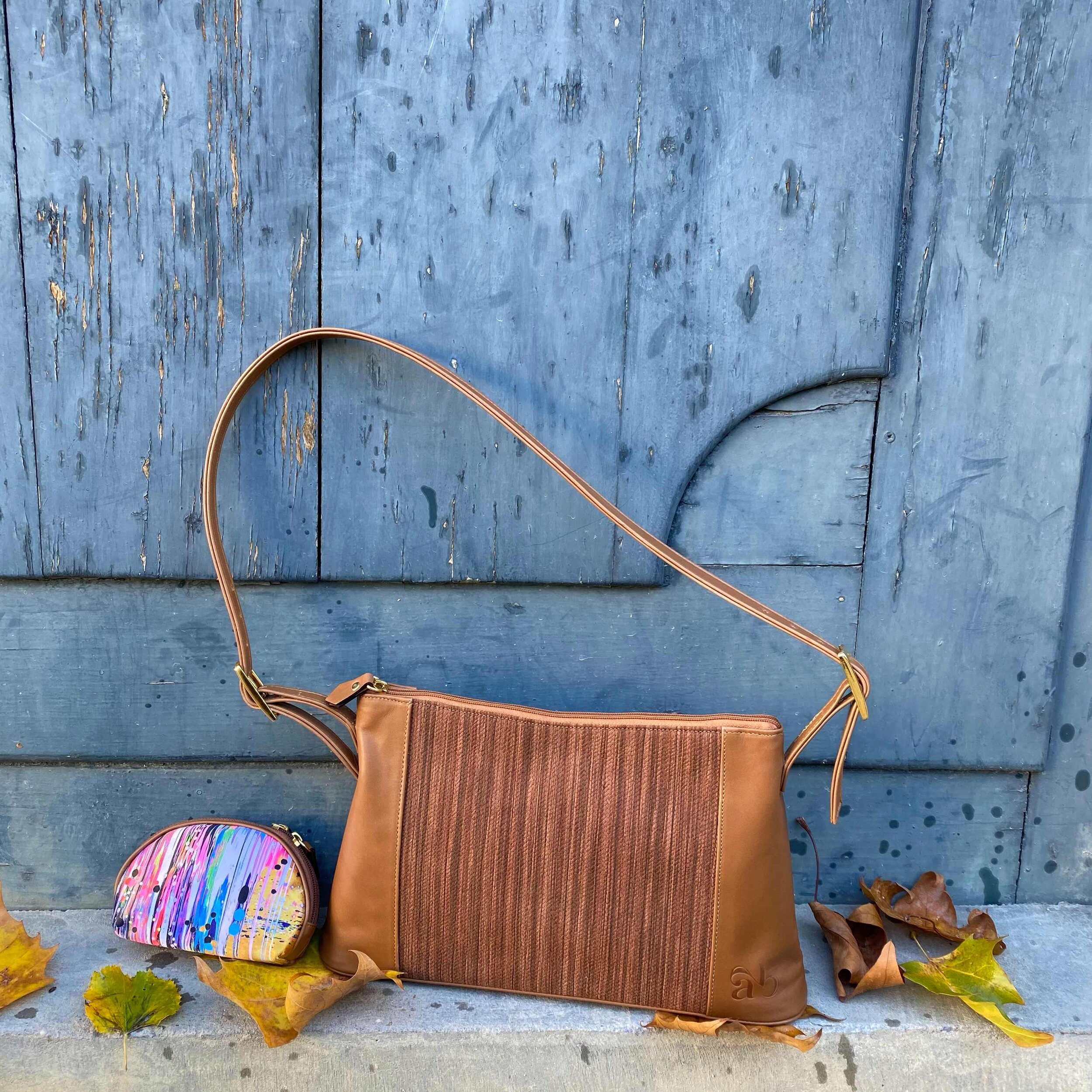 Handbag Arya in braided cognac leather in situation