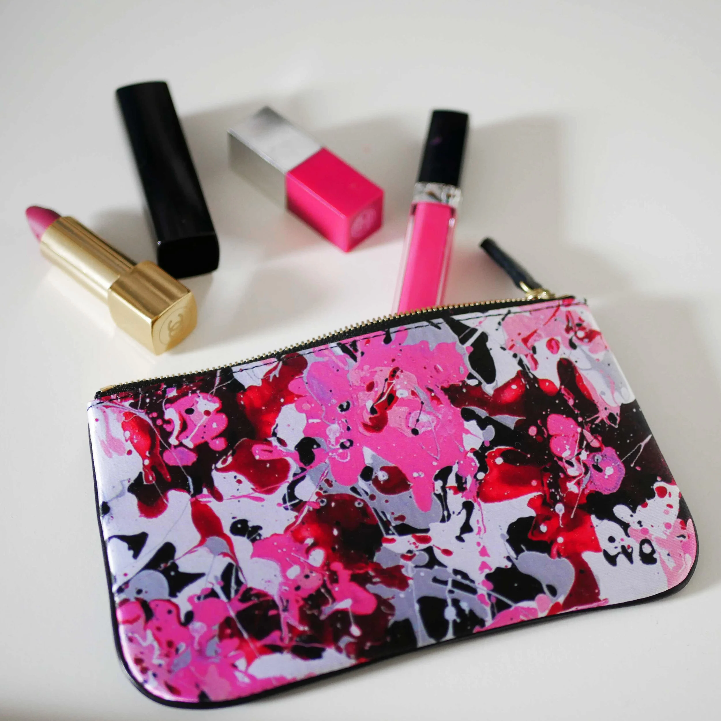 Small kit in black leather and pink with makeup, artwork pelletane