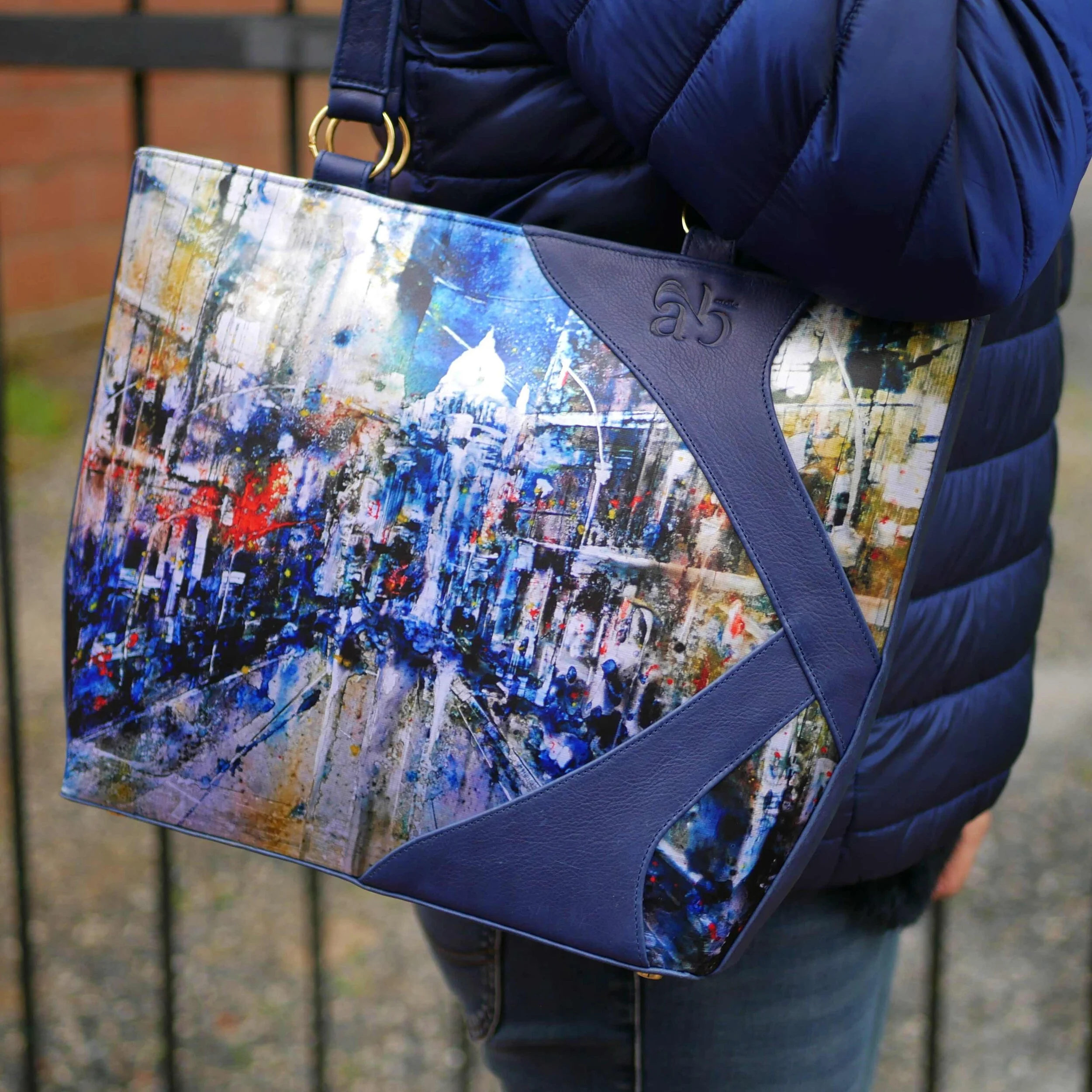 Handbag Lucie in marine blue leather worn, artwork Laasman