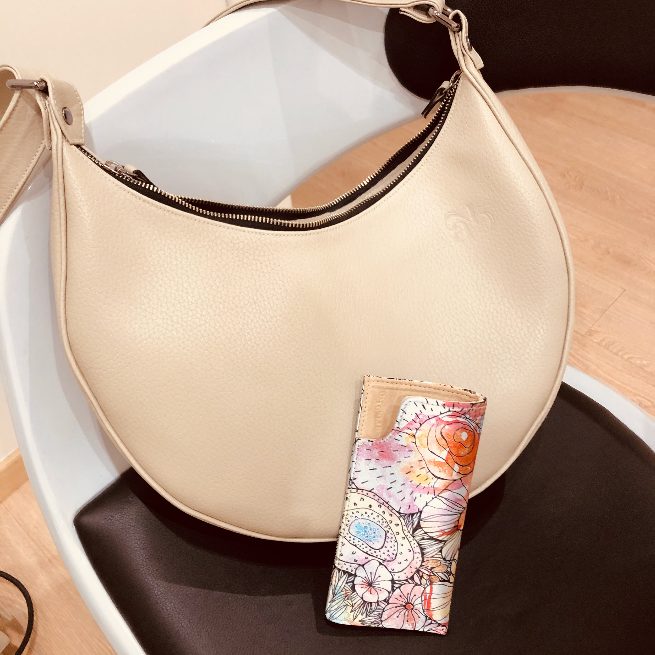 Handbag Gwen with glasses case, artwork Aline Deworme