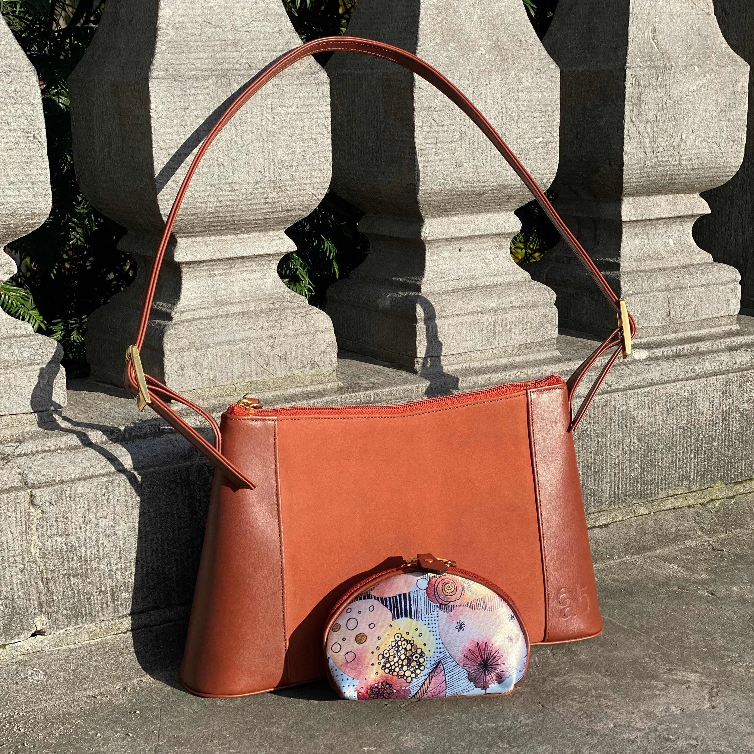 Handbag Arya with Small Kit, artwork Aline Deworme