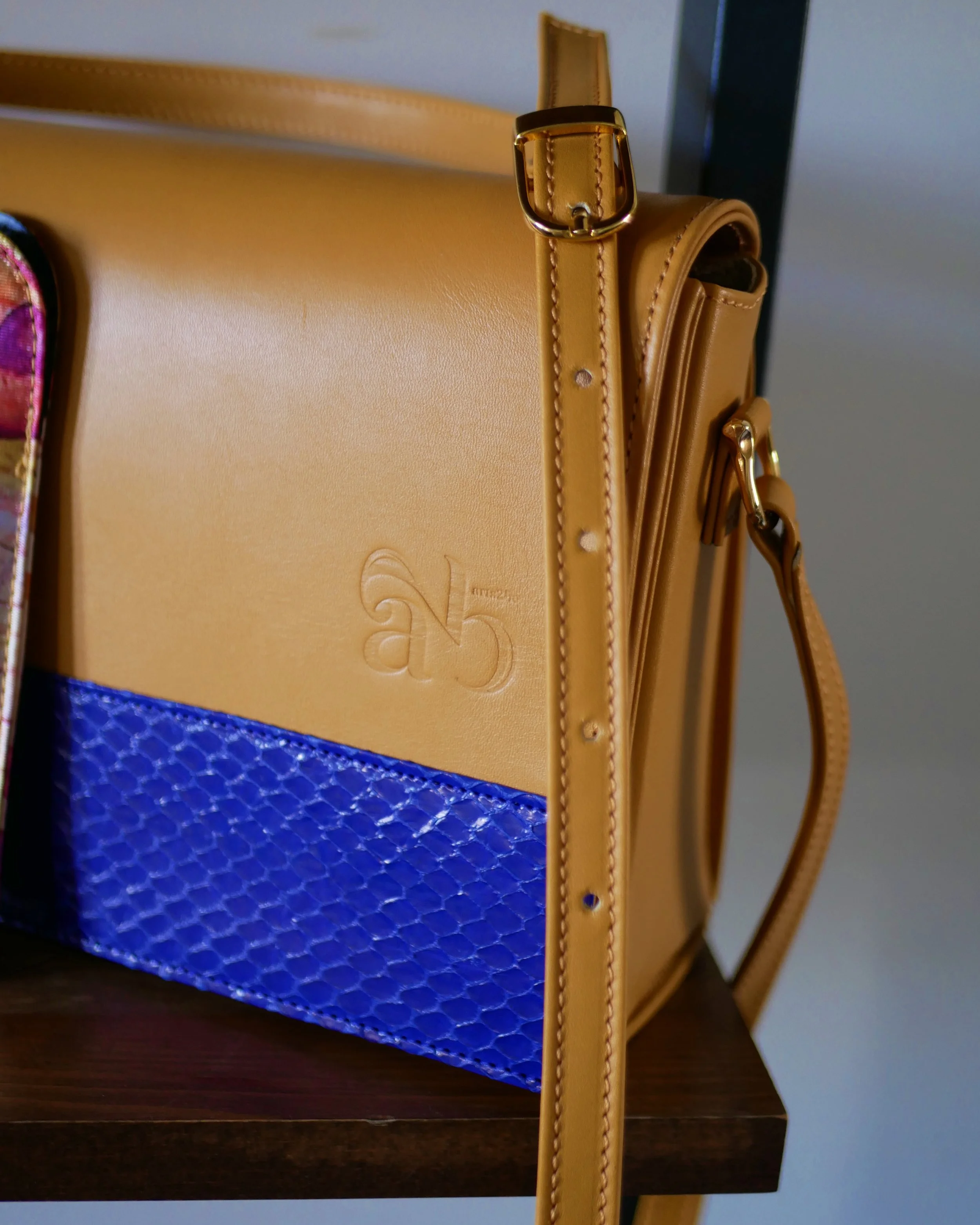 Handbag Naomi details in mustard colour leather