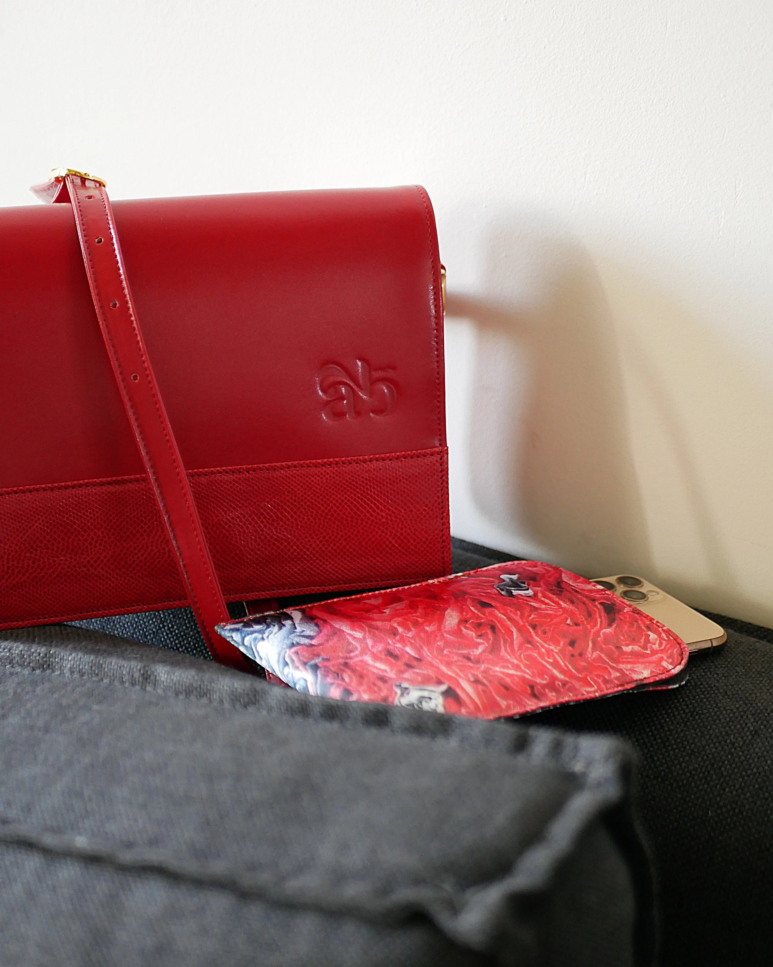Handbag Naomi in red leather and mobile case