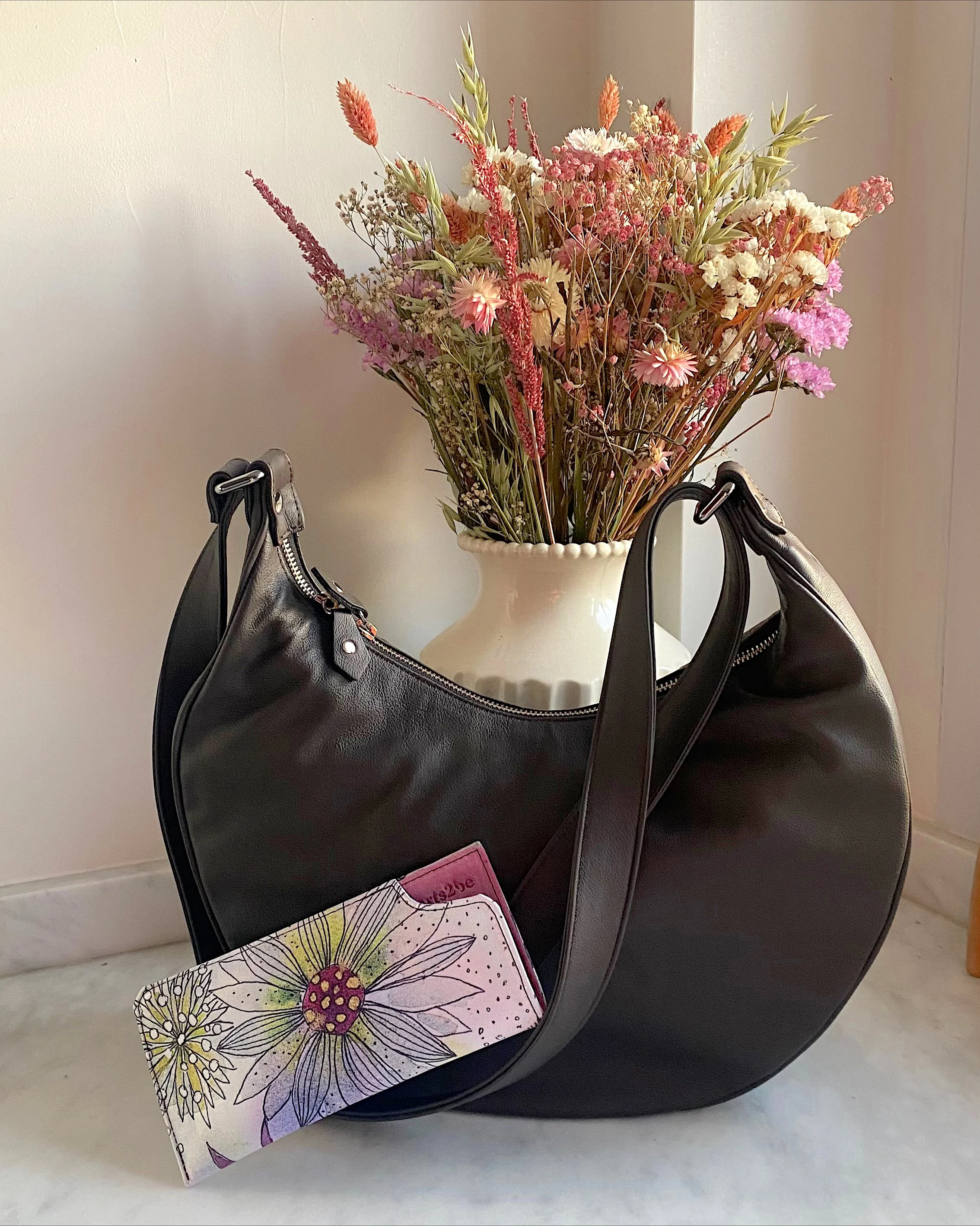 Handbag Gwen brown, artwork Aline Deworme