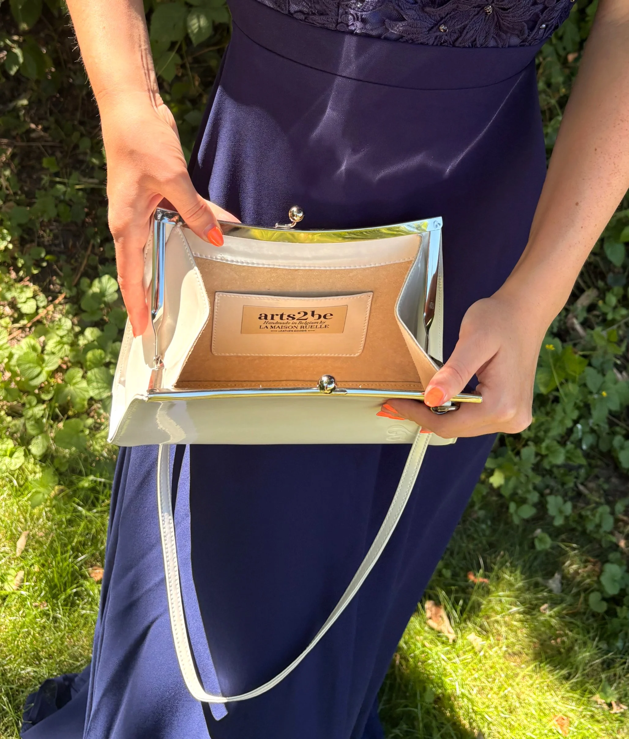 Handbag Aretha ivory patent leather inside