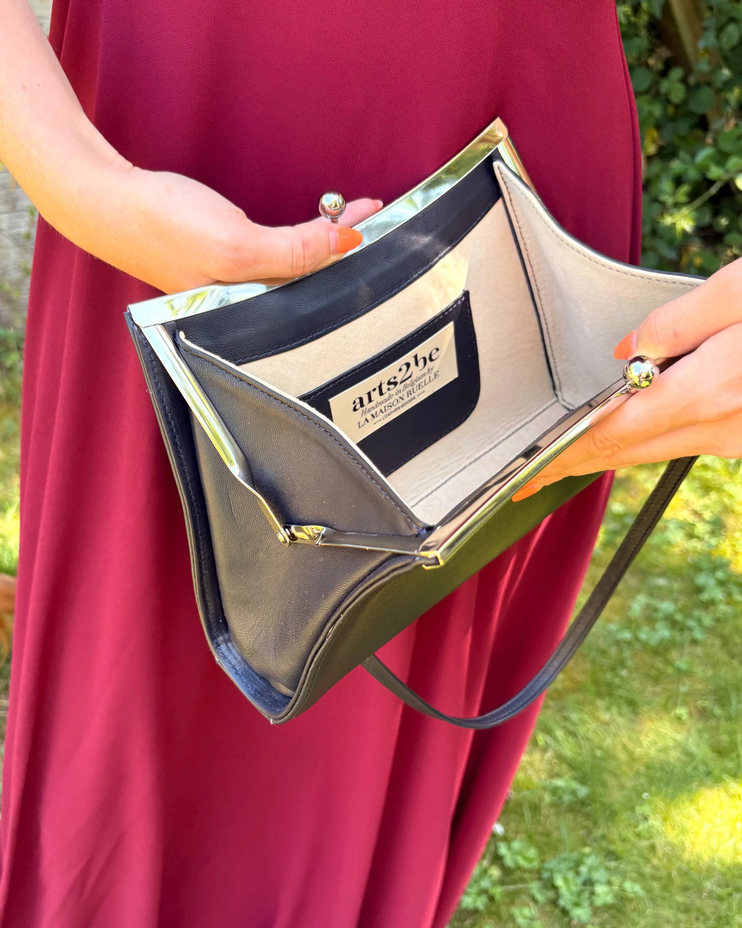 Handbag Aretha, navy blue leather inside