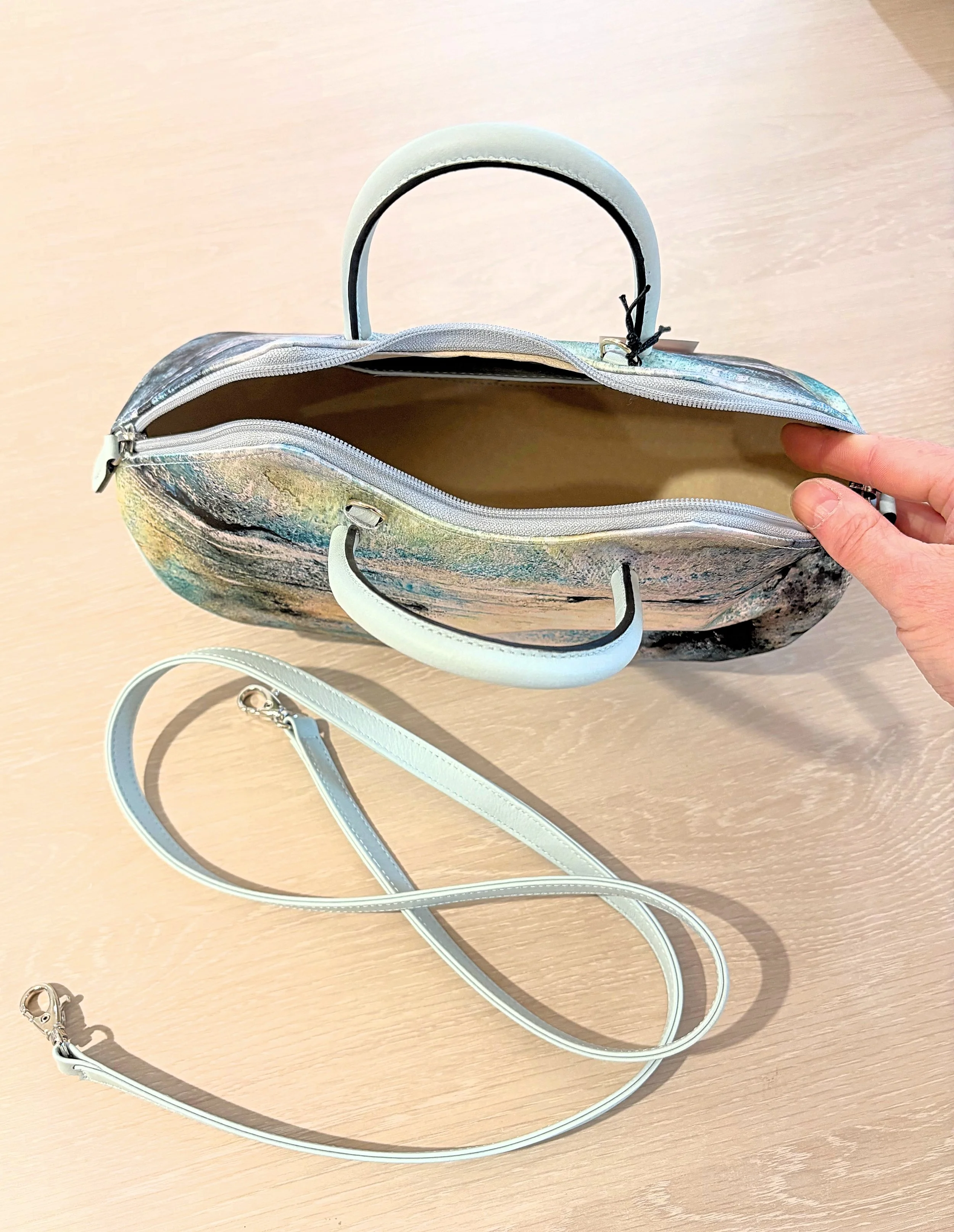 Handbag arts2be x Awardt, gray-blue, artwork Michel Laasman interior