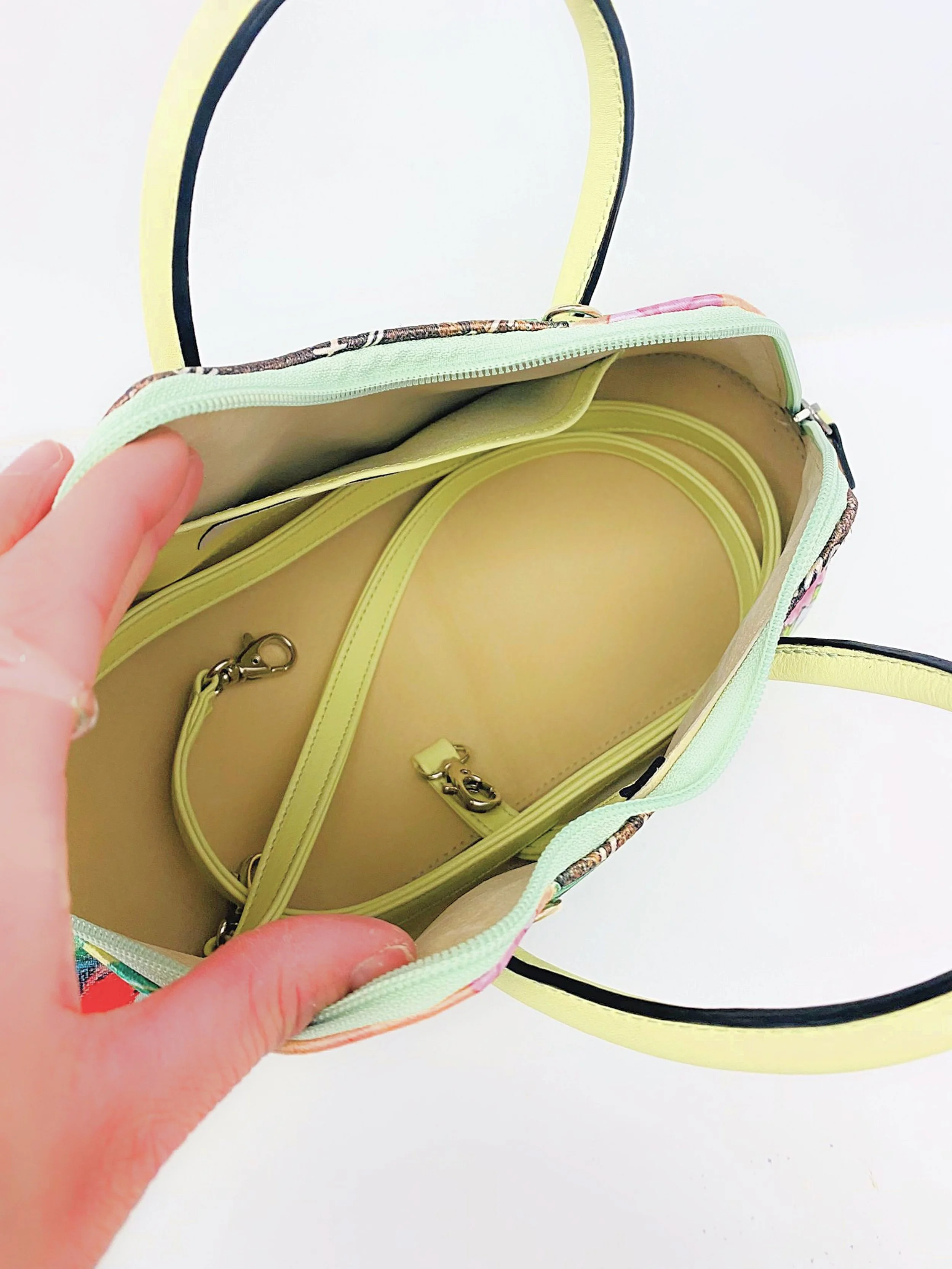 Handbag arts2be x Awardt, Lime green, artwork Maria Burgaz interior