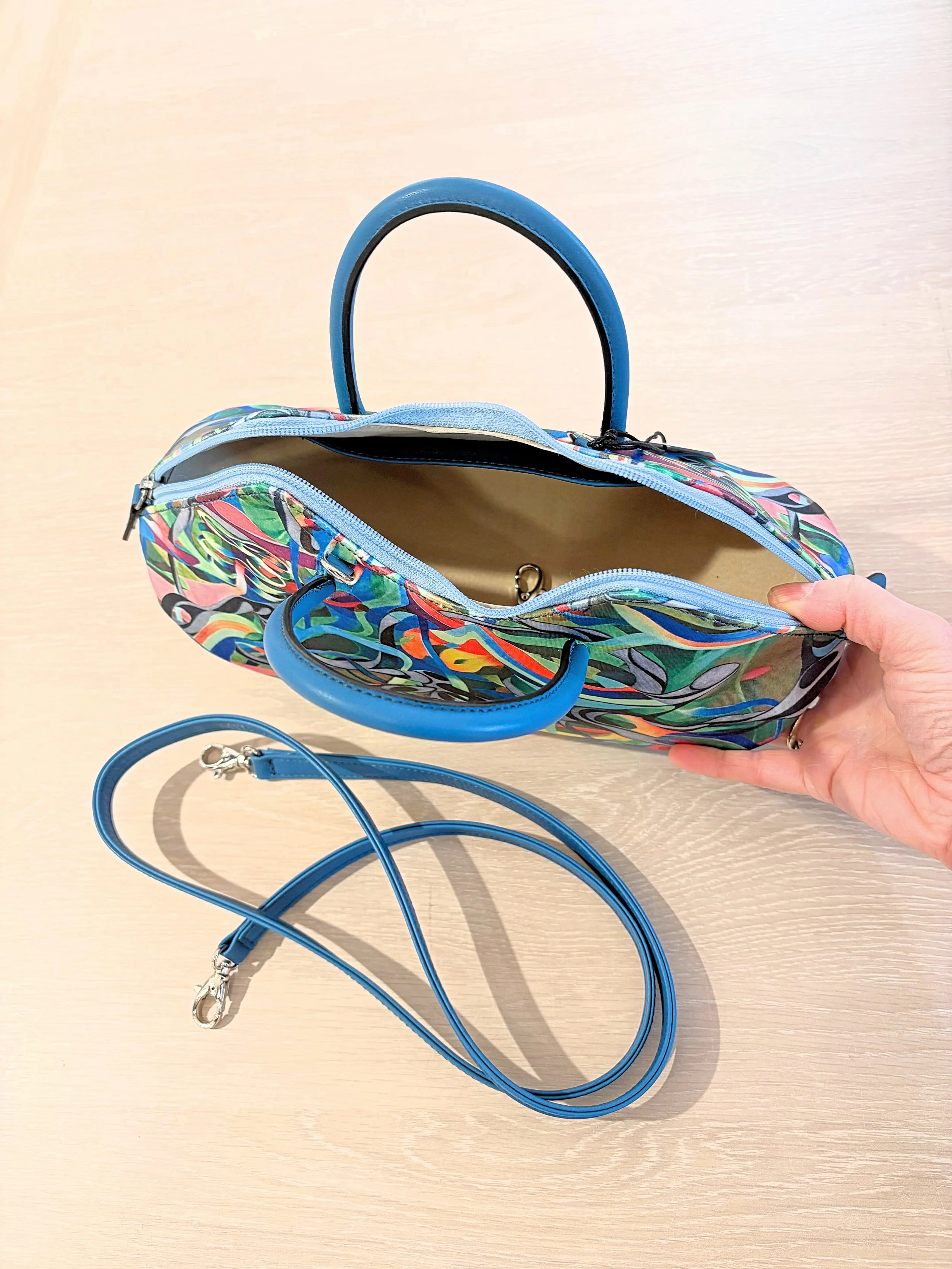 Handbag arts2be x Awardt, petrol blue, artwork Samuel Levy interior