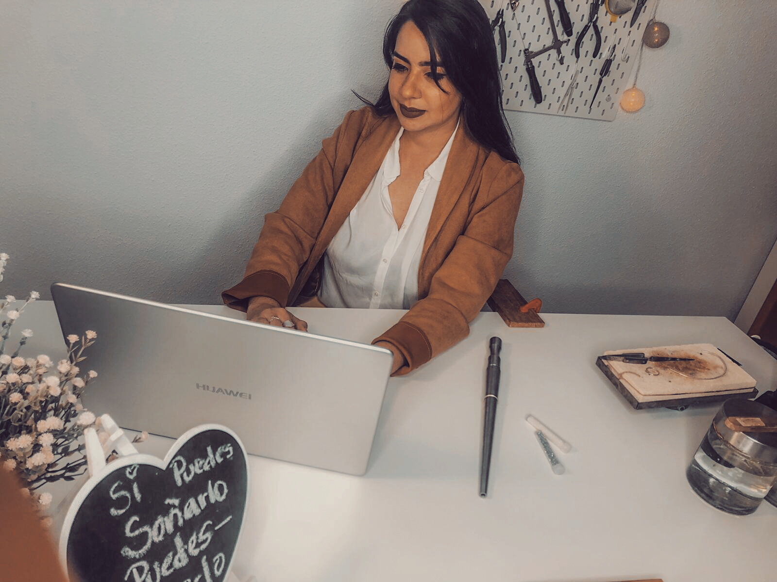 𝐄𝐥 𝐦𝐮𝐧𝐝𝐨 𝐝𝐞 𝐥𝐚 𝐣𝐨𝐲𝐞𝐫í𝐚 𝐞𝐬𝐭á 𝐦𝐮𝐲 𝐬𝐚𝐭𝐮𝐫𝐚𝐝𝐨 𝐲 𝐞𝐥 𝐪𝐮𝐞 𝐦𝐮𝐜𝐡𝐨 𝐚𝐛𝐚𝐫𝐜𝐚... 𝐏𝐨𝐜𝐨 𝐚𝐩𝐫𝐢𝐞𝐭𝐚. 