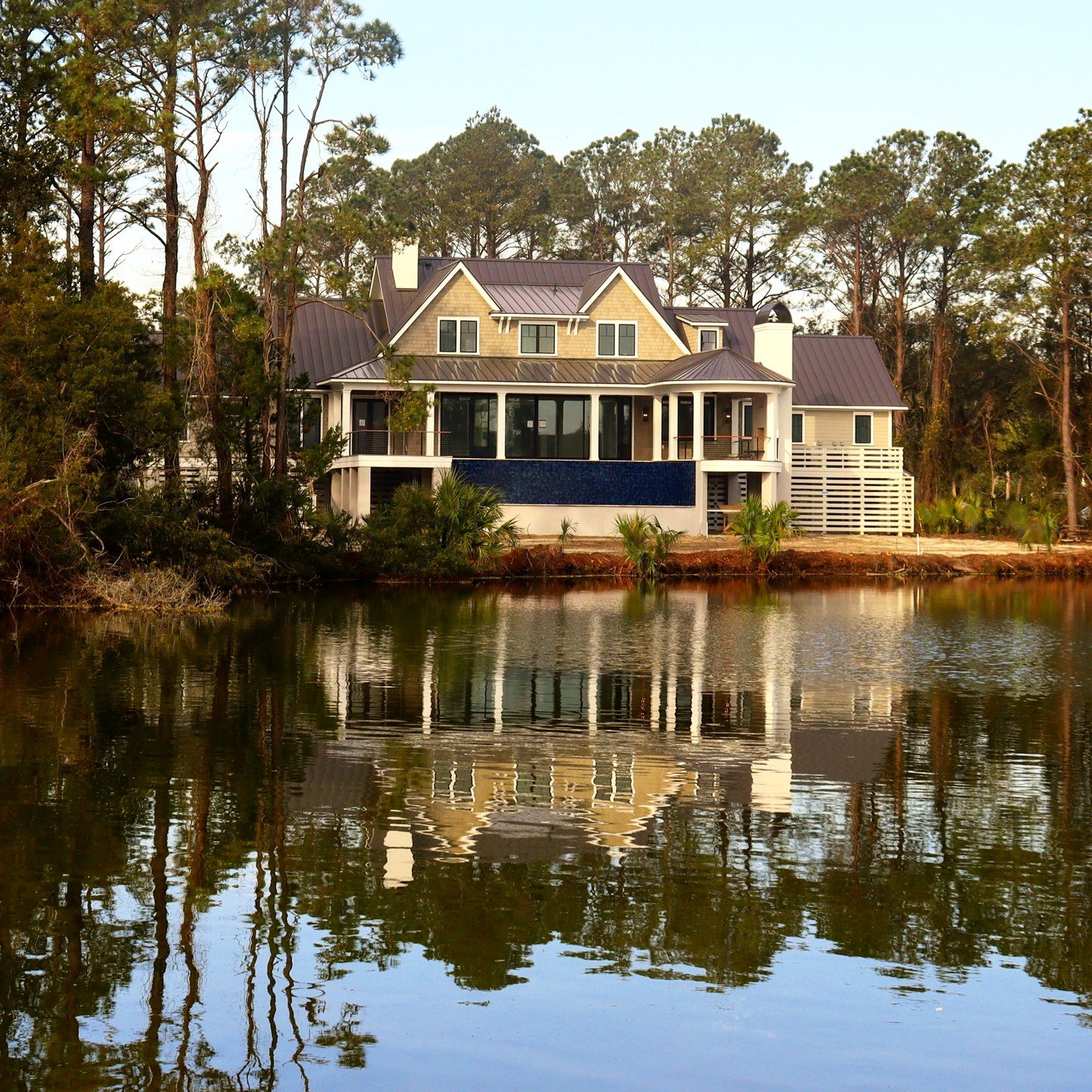 Reflections.
Ravens Run, Mt Pleasant
@naramoreconstruction @jaybuiltthis

#draftedarchitecture #mtpleasantsc #juxtaposition #nucedar #charlestonarchitect #charlestonarchitecture #andersenwindows #waterfront #waterfrontliving