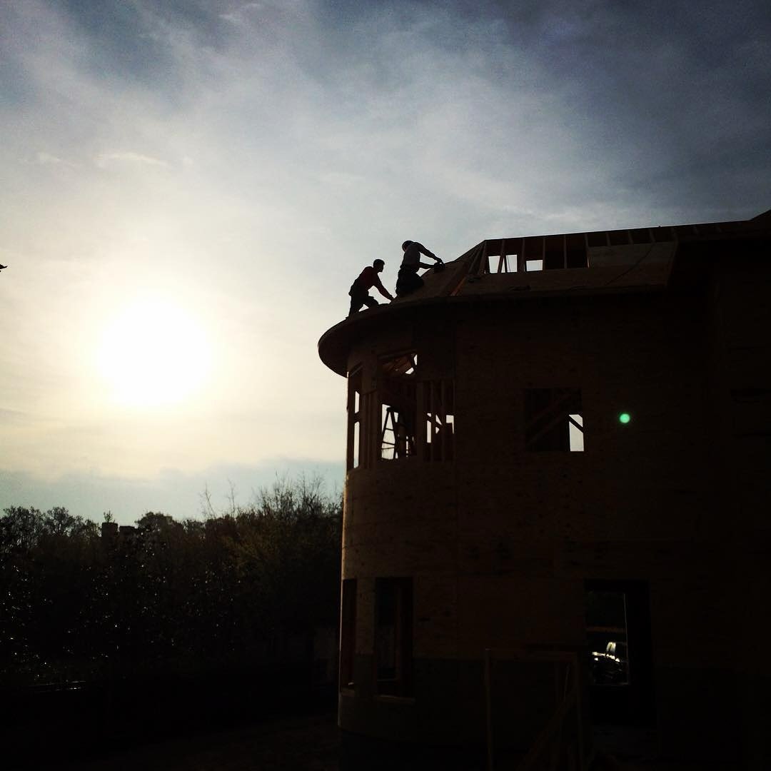 One of my favorite photos. 

#riverreach #charlestonarchitecture #construction #framing #fearofheights #roofing #coastalliving #southernliving #southernarchitecture #draftedarchitecture