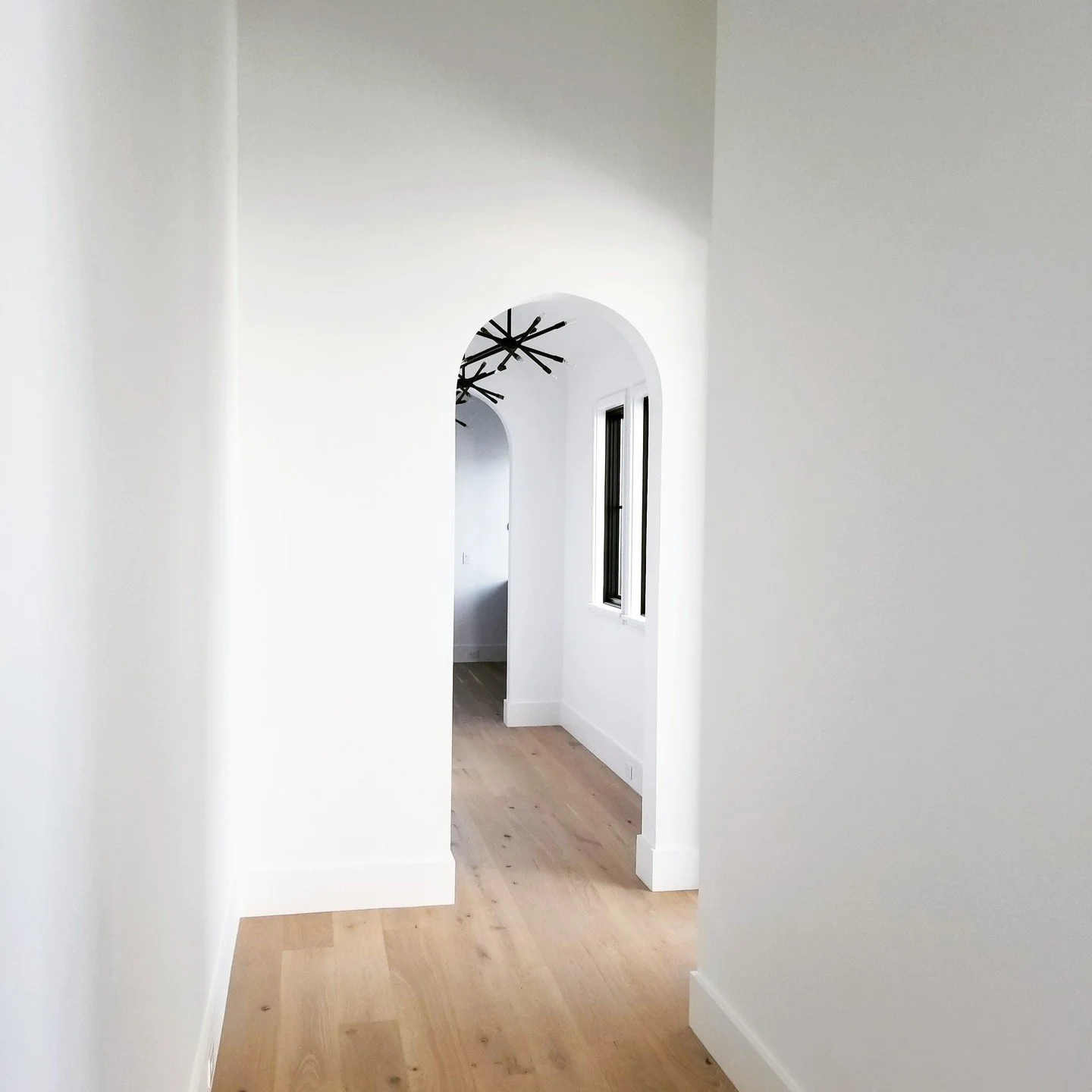 13ft ceilings and 9ft doors &amp; windows flood the space with natural light. 
-Captain's Island Riverfront
@novella.homes @smythelanedesign 

#draftedarchitecture #charlestonarchitecture #charlestonhomes #danielislandlife #coastalstyle #coastallivin