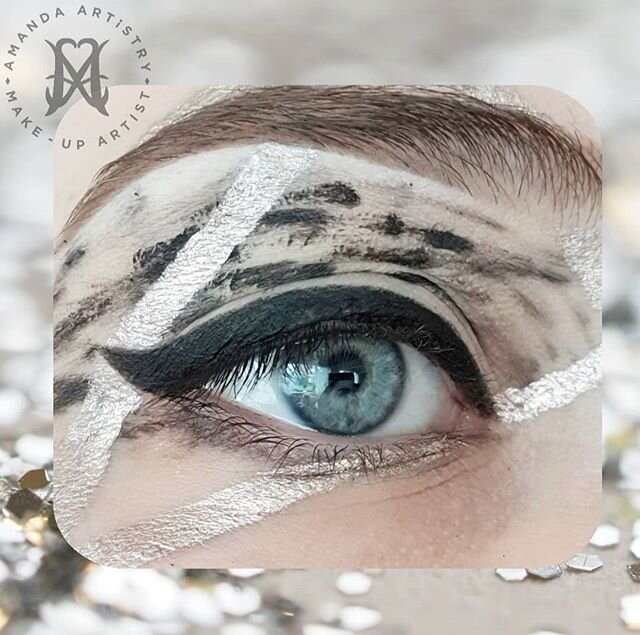 💿👁 M E T A L L I C 👁💿 #creative #nofilter #creativity #daylight #mehron #bennye #illamasqua #mascara #graphicliner #makeup #makeupartist #silver #gold #foil #metallic #artistryamanda #new #eyemakeup #definition #brows #messymascara #blueeyes #ski