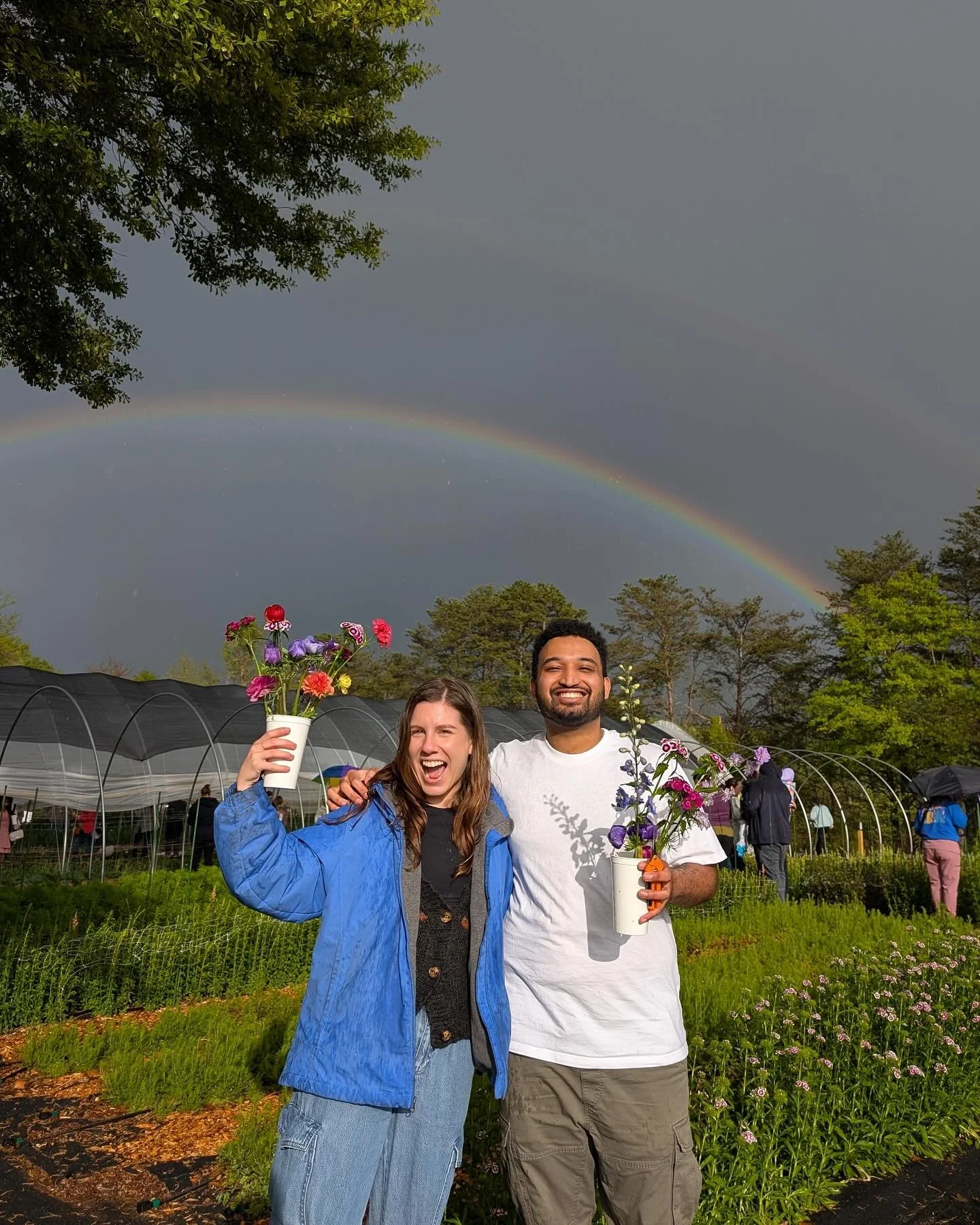 Can’t wait to see yall out here tonight! The weather is looking beautiful and we’re hungry for pizza from @localpiepizzaco 🍕 👀 How about you?
Friday April 18th
5-8pm
Farm stand open with fresh veggies! 
Upick flowers $25 cup (18 stems