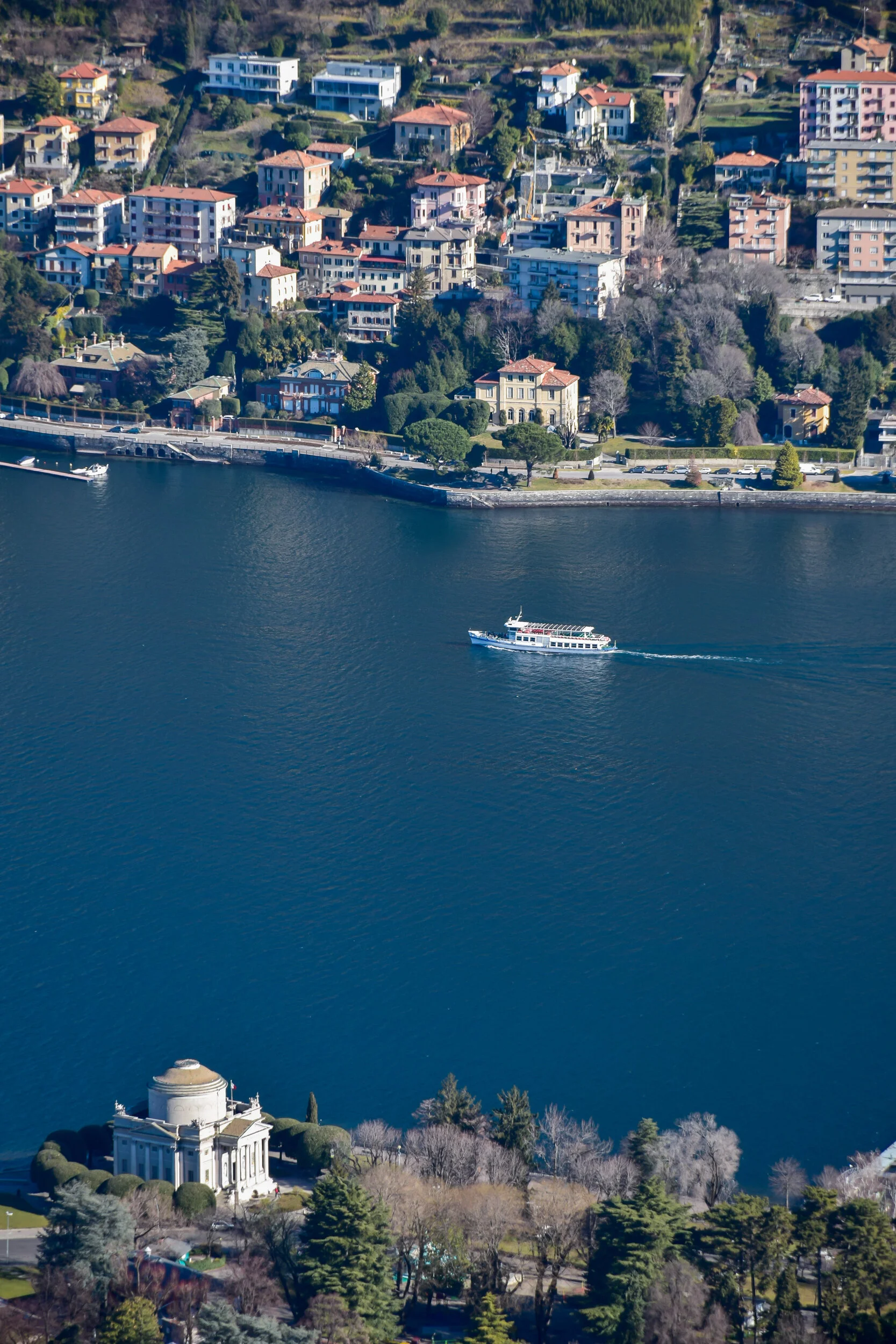 Monumento ai caduti e battello, Lago di Como