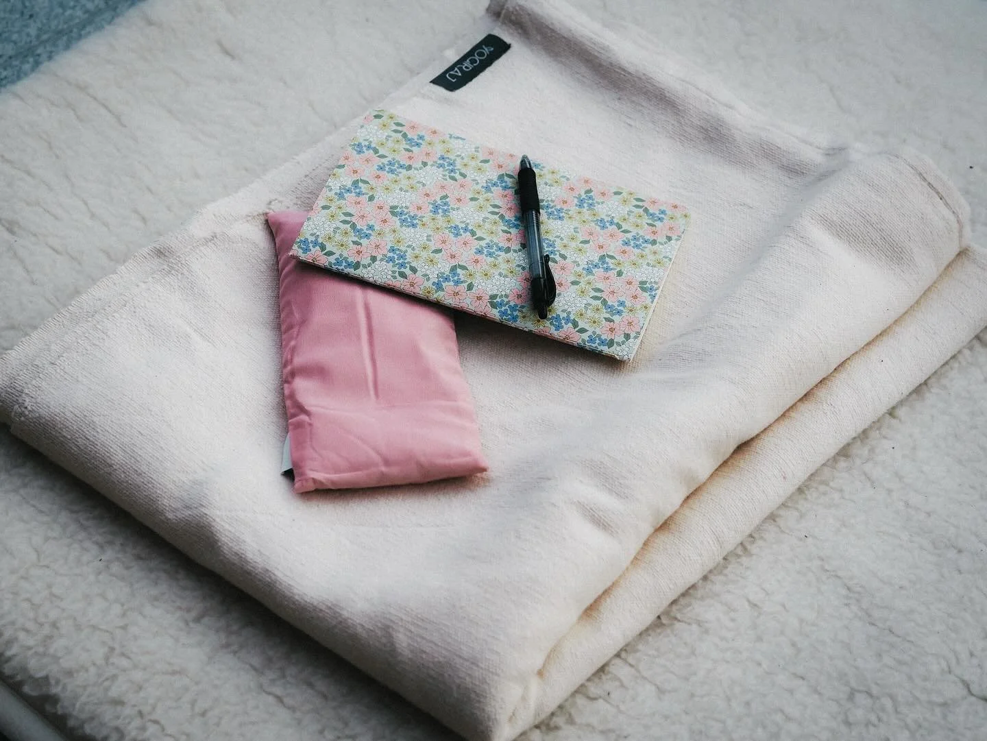 Jeg har skrevet dagbok siden jeg var 20 &aring;r.
Det har blitt et av de viktigste verkt&oslash;yene jeg har for b&aring;de mental helse og selvutvikling.

Gjennom penn og papir f&aring;r jeg klarhet.
Jeg reflekterer, analyserer, sorterer tanker,
kom