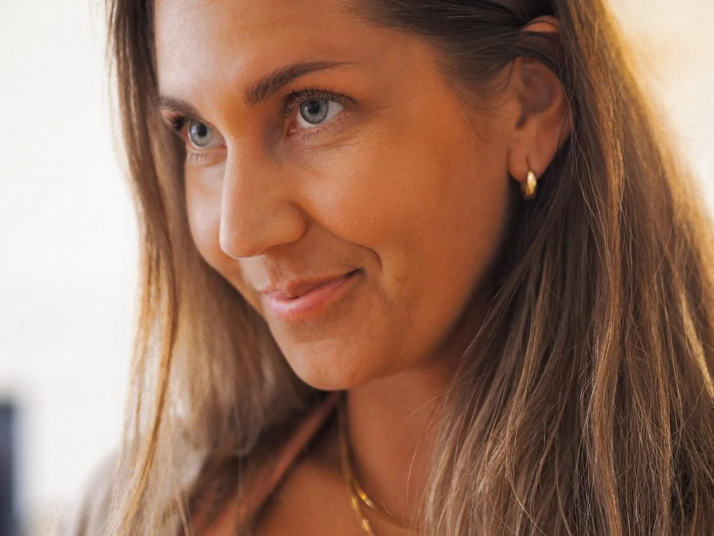 Mange av dere kjenner meg fra yogatimene, nyhetsbrevene eller kursene mine, men kanskje vet du ikke s&aring; mye om reisen som f&oslash;rte meg hit.

Jeg heter Marthe Aurora, er 35 &aring;r og bor i Porsgrunn sammen med samboeren min og v&aring;re to