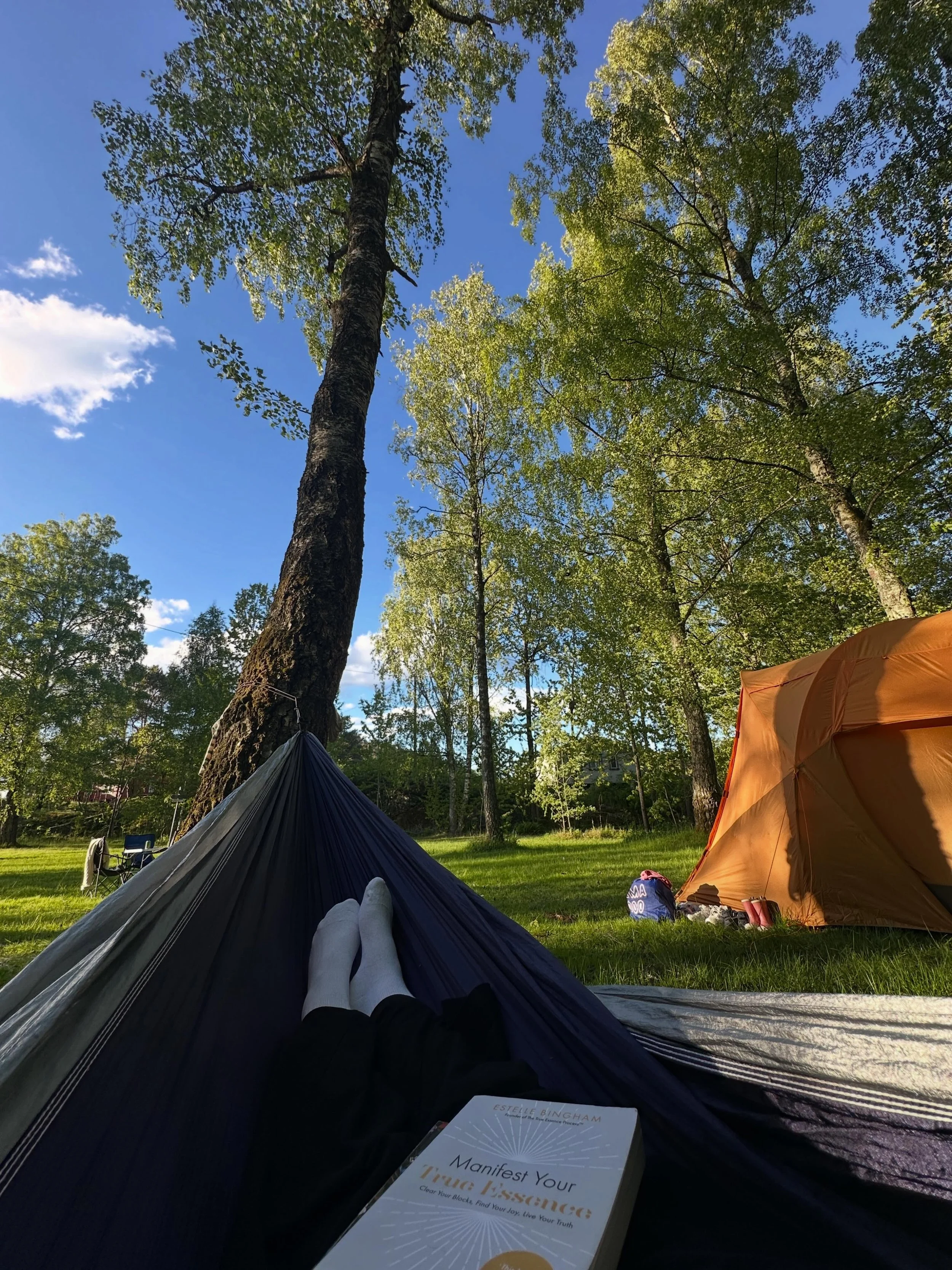 Det er veldig lite som sl&aring;r en natt i telt ⛺️🌲

Bare det &aring; v&aelig;re ute hele dagen gj&oslash;r noe med b&aring;de kroppen og hodet. Frisk luft, sol, bevegelse, fuglekvitter og ingen stress.

Jeg merker ogs&aring; hvor mye mer tilstede 