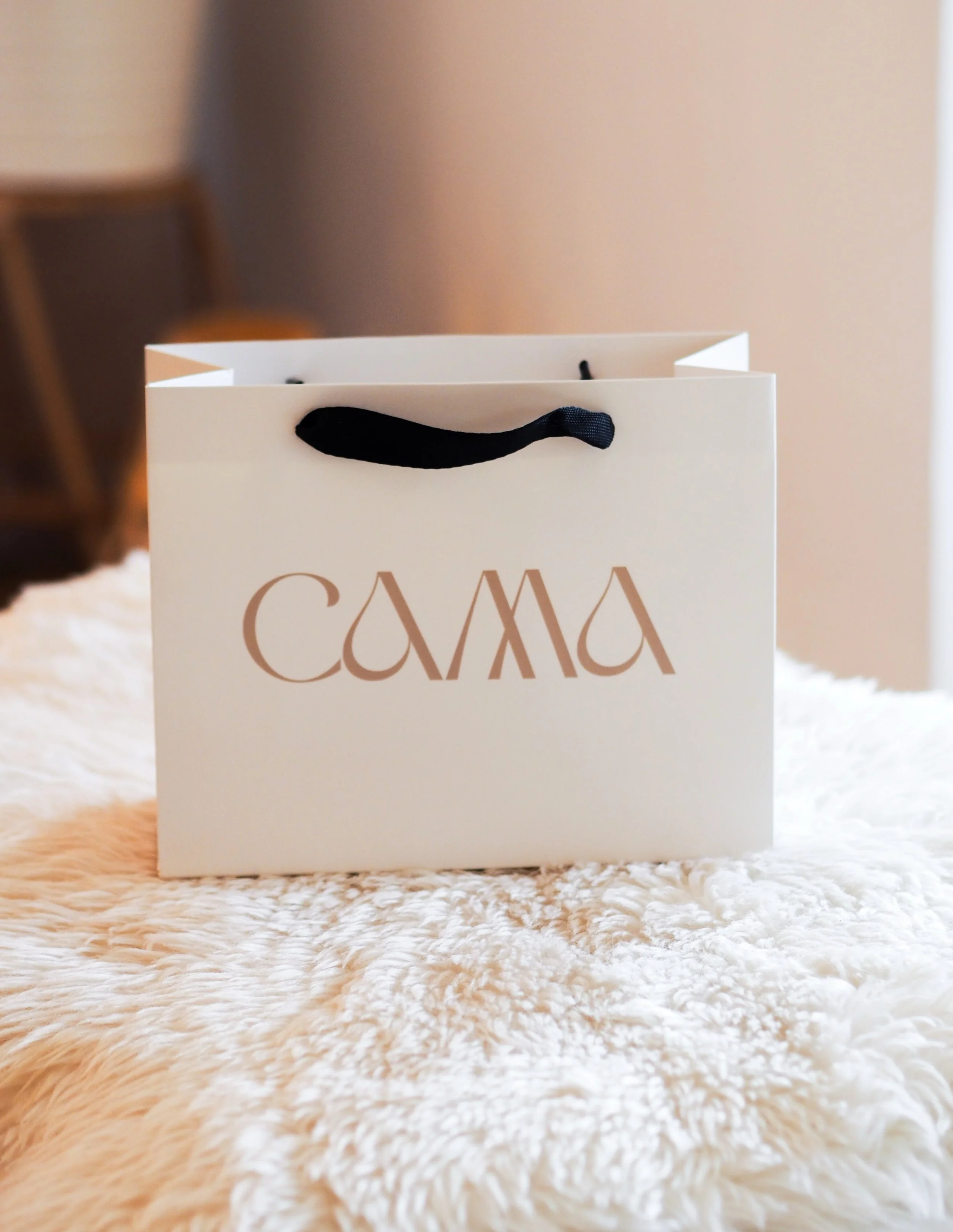 Reklame | Produkter mottatt fra @cama.reform 💛

Jeg tror mye av velv&aelig;re ligger i de sm&aring; tingene vi gj&oslash;r for oss selv i hverdagen 🌿

Noen minutter med ro om morgenen, en kopp te, litt bevegelse eller et lite rituale med gua sha og
