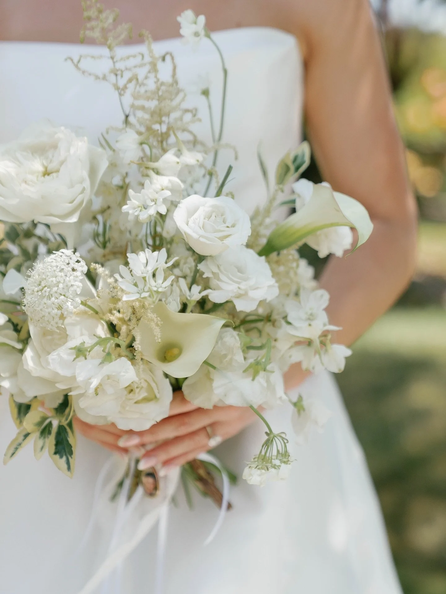 Hope&rsquo;s classic bouquet with callalily, astible, sweet peas, tweeds, white yarrow, white mist, and a whole lot of love 💕 

@hopeeperry 
@weddingkate 
@verthemakers 
@cupidcontentco 

Santa Barbara Wedding Florist, Paso Robles Wedding, White Flo
