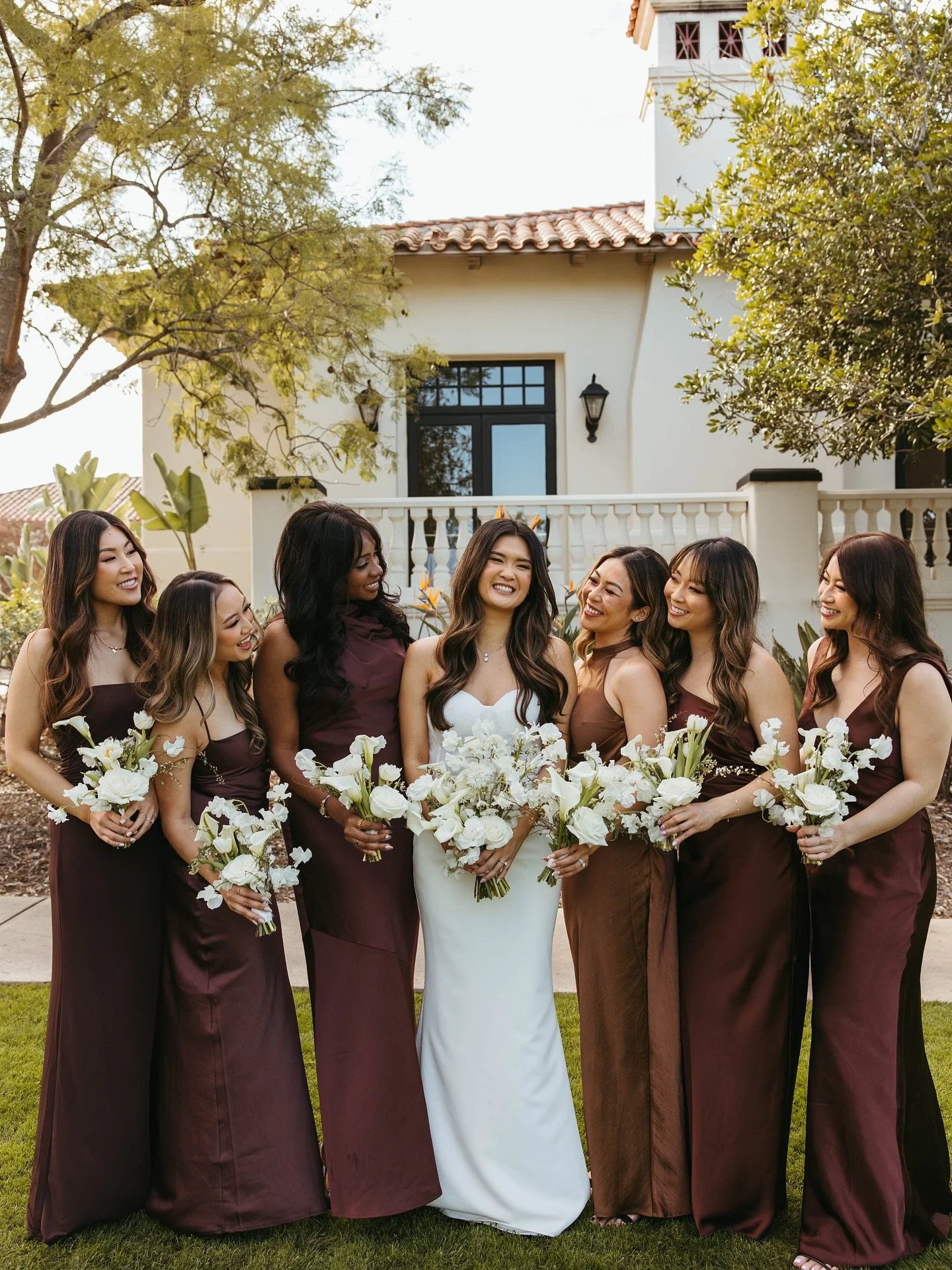 Nothing says fall romance like chocolate hues and white florals 🤍🤎

@tessamarieephoto 
@chrisnvu 
@theloveselect 
@spanishhillsclub 

#fallvibes #chocolatebridesmaiddresses #chocolatedresses #bridesmaidsdress #santabarbaraflorist #fallweddings