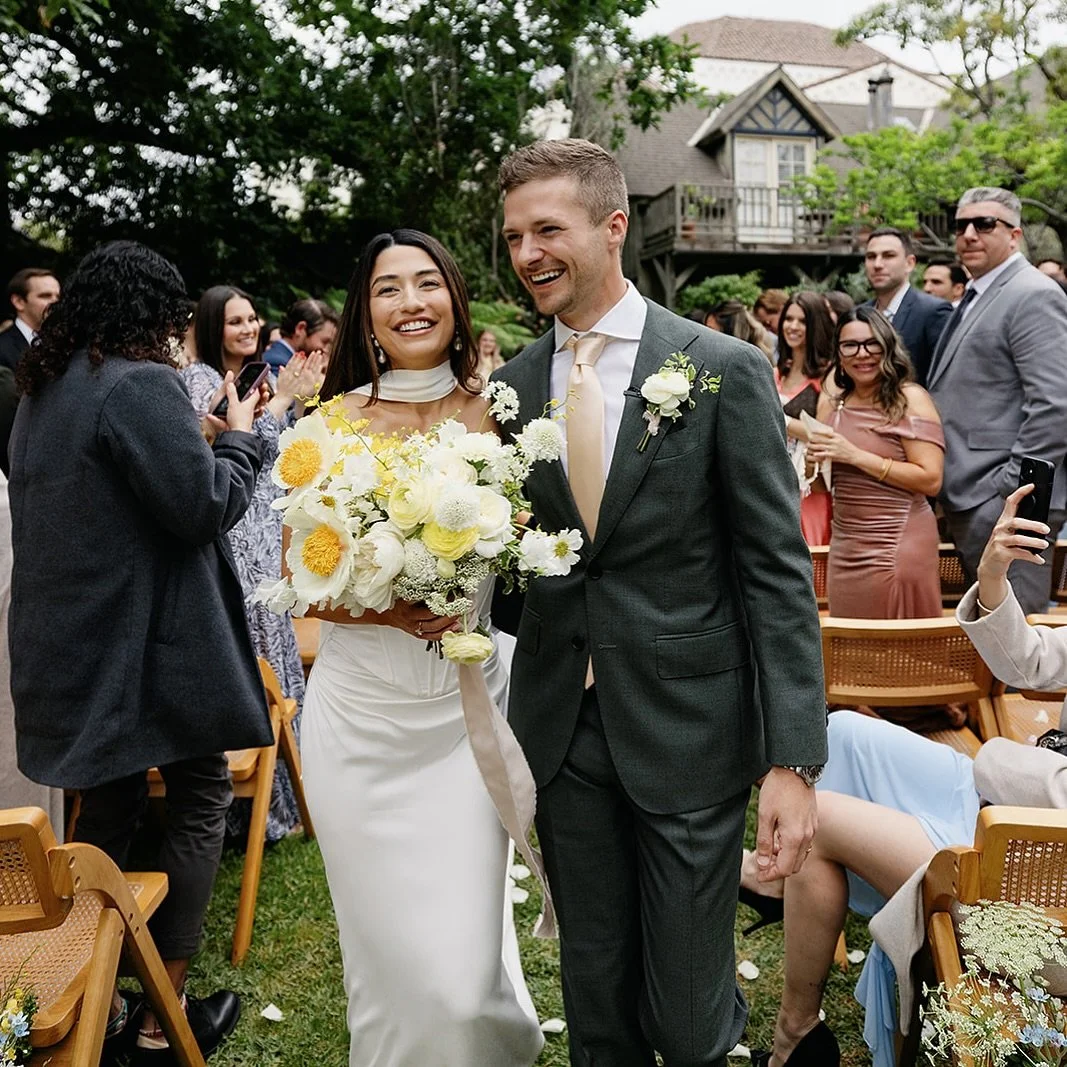 Surrounded by family and friends their joy shines as they embark on a new chapter as newlyweds 🙌🏻💕

Also those Claire de lune peonies were showstoppers 🤤 

@klauivaradi 
 @kbeventssb 
@simpsonhouseinn 
@rachelbosnich 

#SantaBarbaraFlorist
#Santa