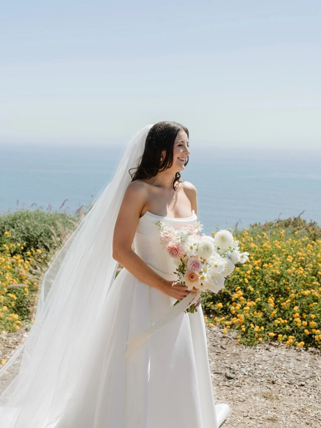 Ocean views, yellow wildflowers, and a bouncy summery bouquet 🥰

@molliecphoto 
@meganrose_events 
#reginaranchcarpinteria

Bridal Bouquet, Cliffside Wedding, Bride, Ocean Views, Santa Barbara Florist 

#santabarbaraflorist #bridalbouquet #sweetpea 