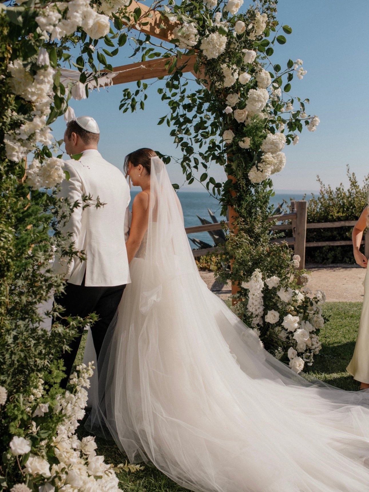 Classic white and green wedding at the iconic @ritzcarltonbacarasb for Jaime &amp; Adam 💕

@brocoffphotography 
@luckeleven_events 
@jaammiie 

Santa Barbara Wedding, Ritz Carlton Bacara, Santa Barbara Florist, White and green wedding flowers