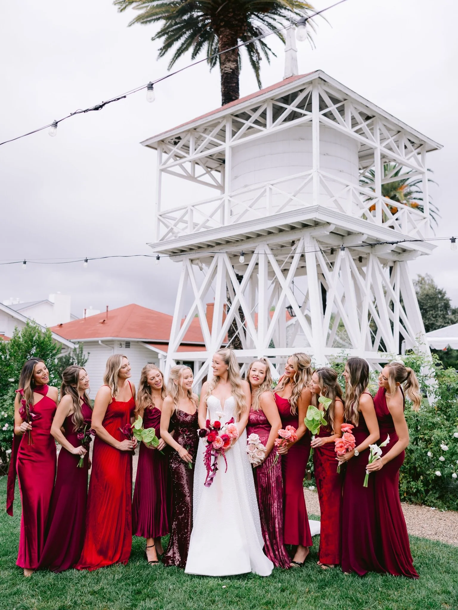 Beautiful bridesmaid crew! Loved the monochromatic florals with punchy colors 😊🌼 

#bridesmaids #santabarabarawedding #matteistavern #weddingpartymakeup #wedding