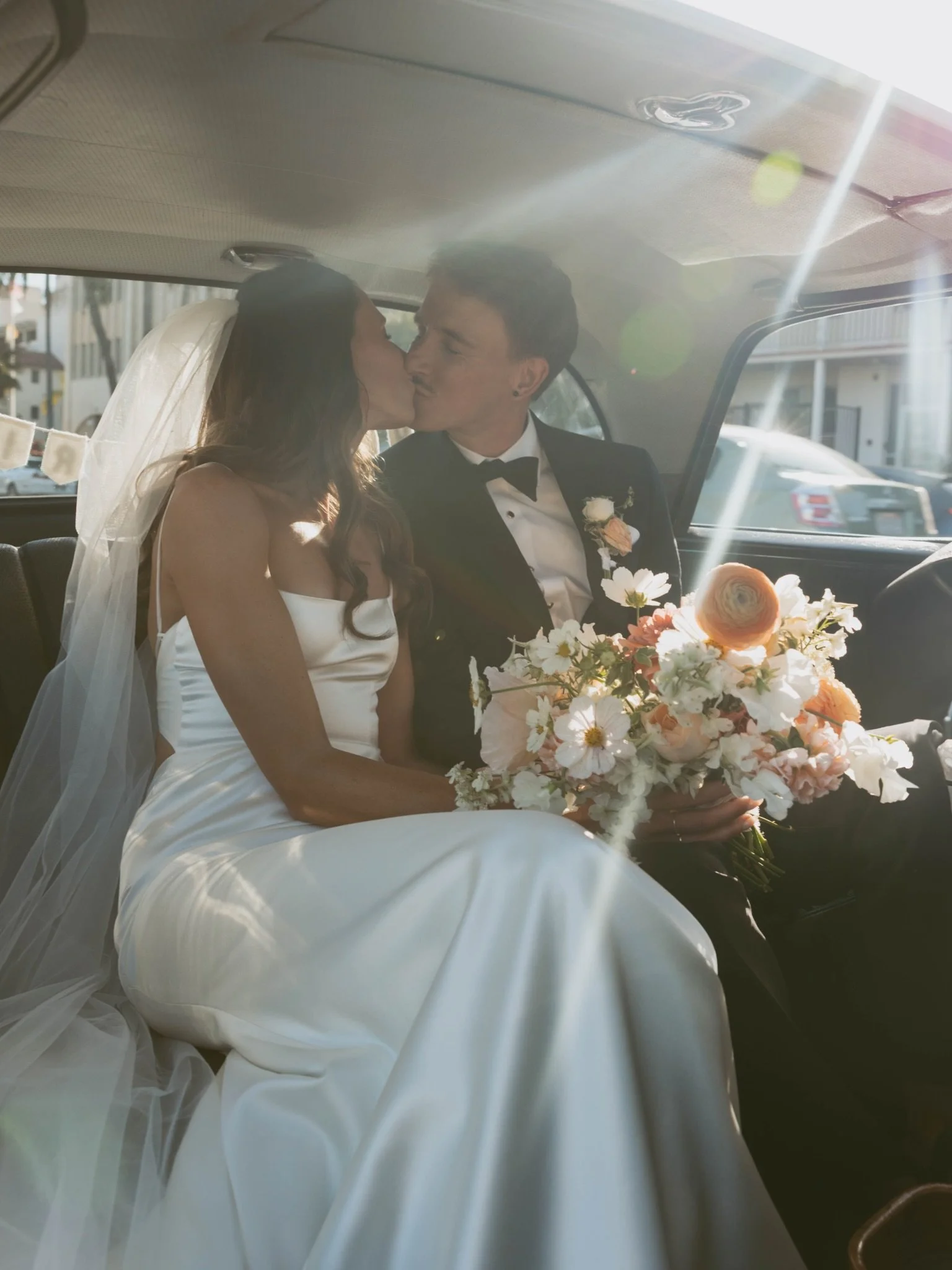 Courthouse Cuties 🥹

@michellelanning_photo 
@santabarbaracourthouseweddings 
@megandlap 

#santabarbaracourthouse #bridalbouquet #santabarbaraflorist #wedding
