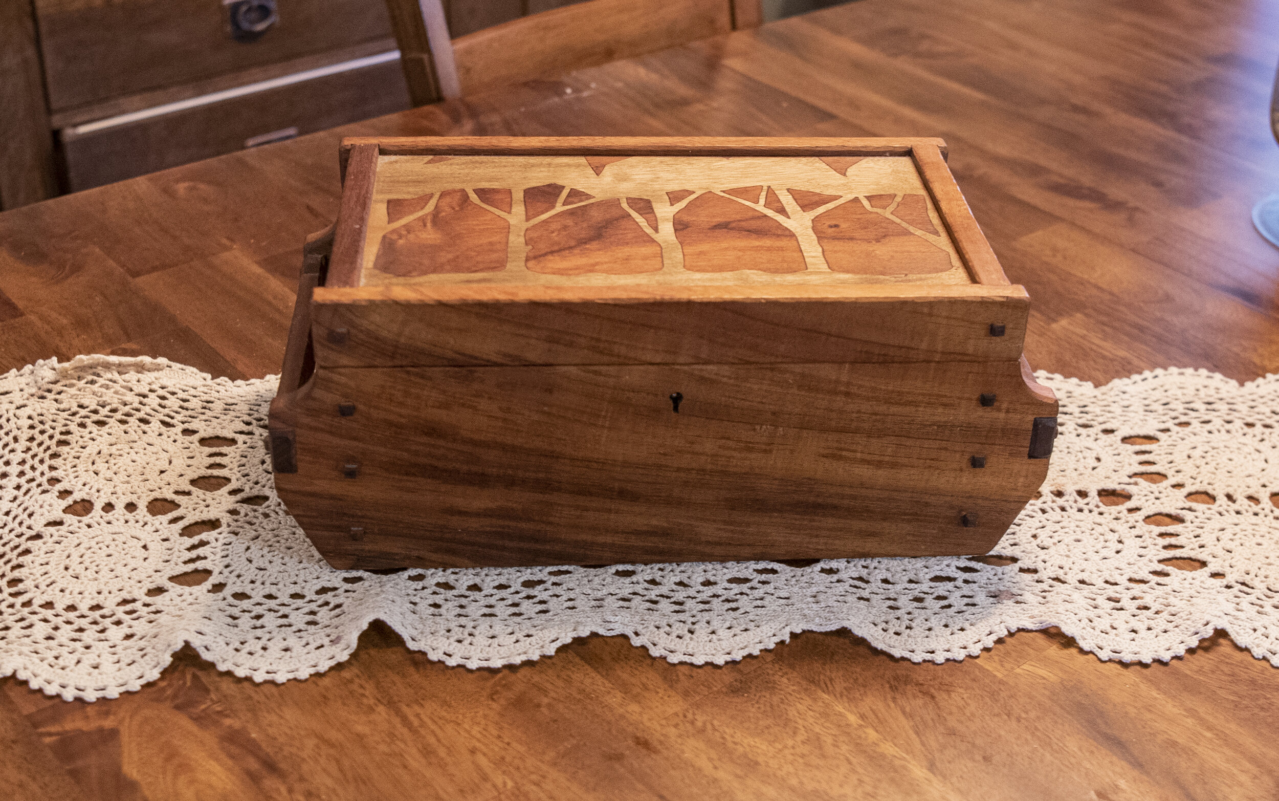 BOX WITH AN INLAID TOP